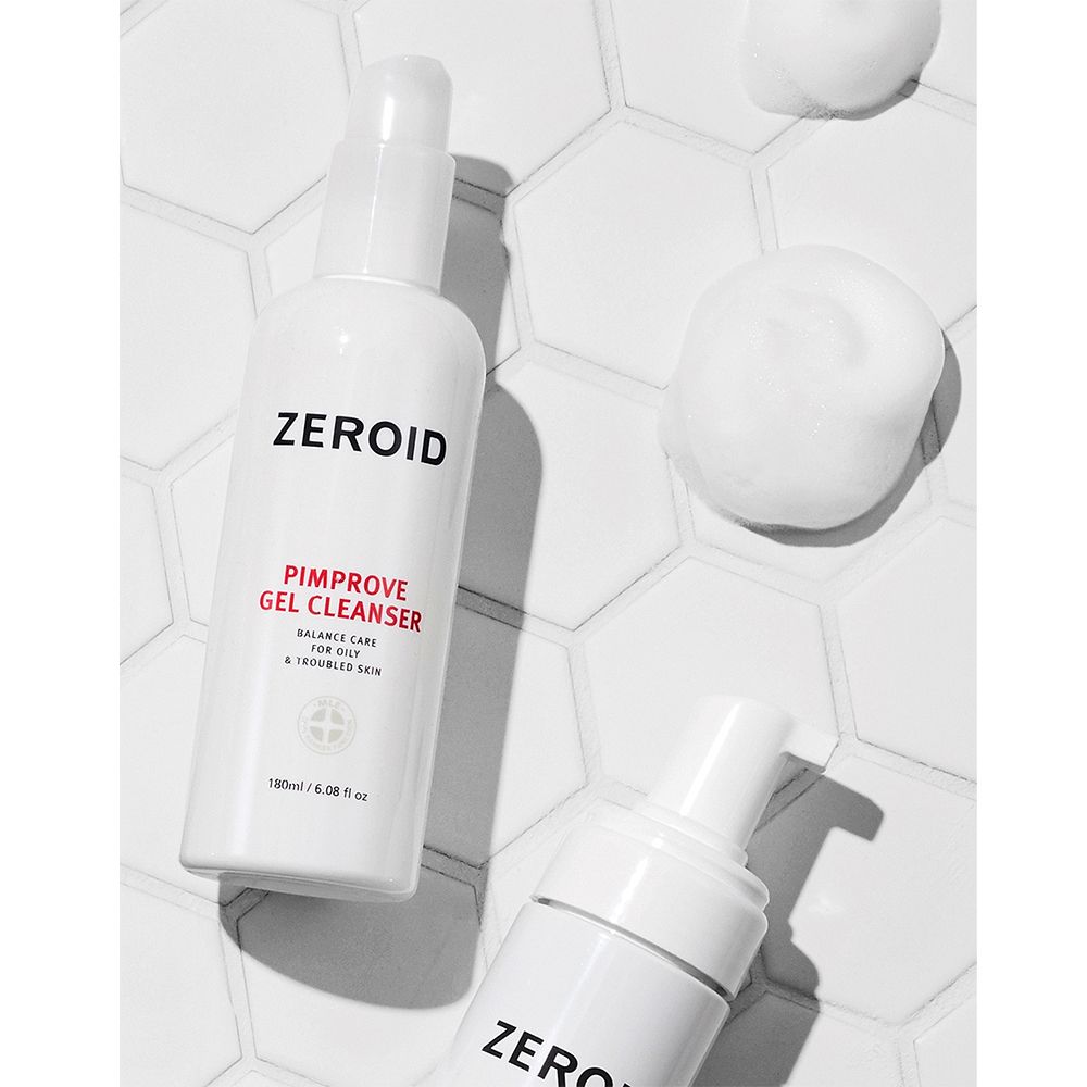 Zwei weiße Flaschen Zeroid Pimprove Gel Cleanser und Schaum auf weißem Hintergrund. Für ölige und problematische Haut.