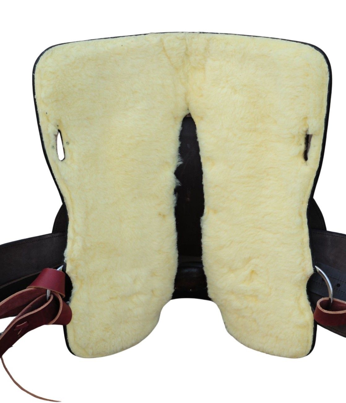 Unterseite eines Westernsattels mit hellbraunem Fell. Zeigt die Polsterung und die Form des Sattels.