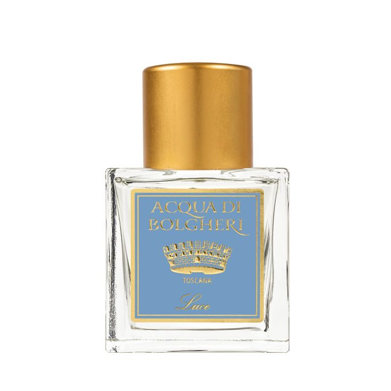 Quadratische Glasflasche mit goldenem Deckel. Hellblaues Etikett mit Schriftzug und Krone. Produktname: Acqua di Bolgheri Luce EdP.