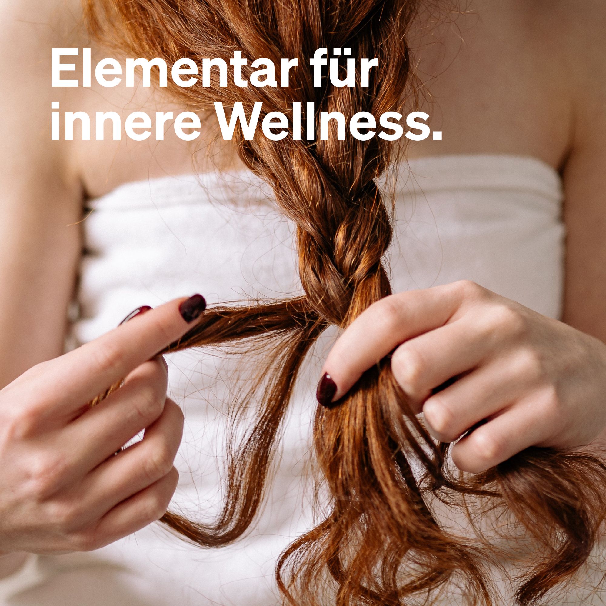 Nahaufnahme einer Frau, die ihr rotes Haar flechtet. Text: "Elementar für innere Wellness".