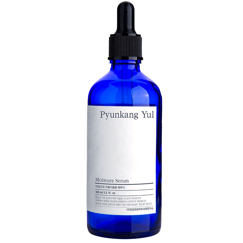 Pyunkang Yul Moisture Serum in einer blauen Glasflasche mit Pipettenverschluss.