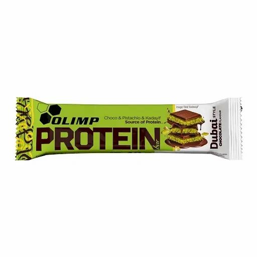 Proteinriegel in grüner Verpackung. Aufschrift: Olimp Protein Bar Dubai Style. Abbildung von Schichten mit Schokolade und Pistazien.