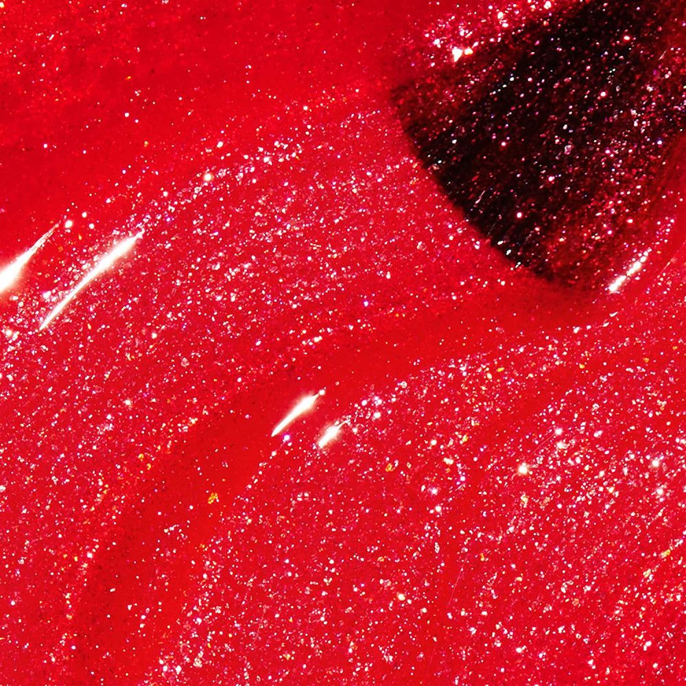 Roter Nagellack mit Glitzer. Nahaufnahme, Pinselspitze im Lack.