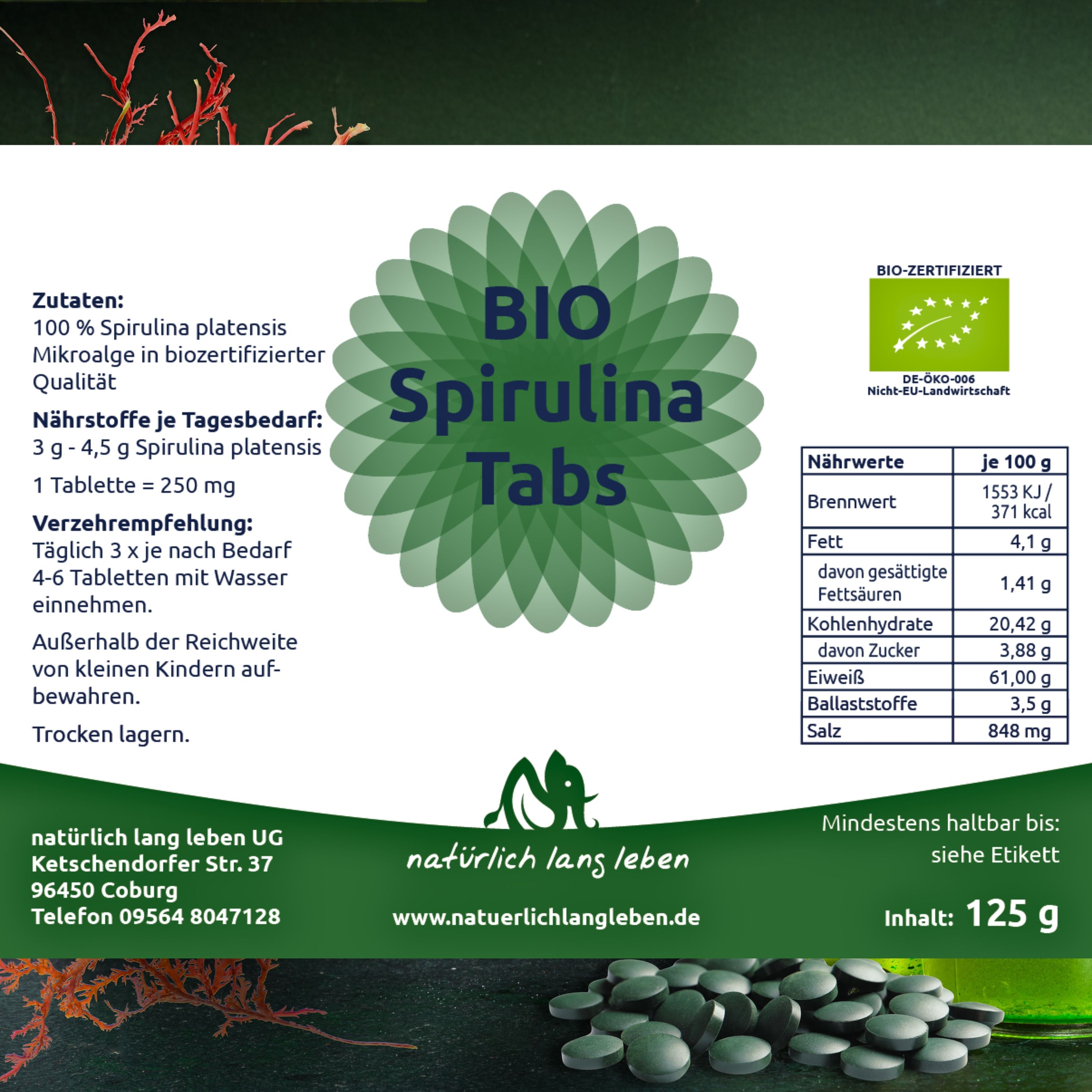 Grüne Spirulina Tabs auf grünem Hintergrund. Text: BIO Spirulina Tabs, Nährwertangaben, Zutaten, Mindesthaltbarkeit, 125 g, Bio-Zertifizierung.
