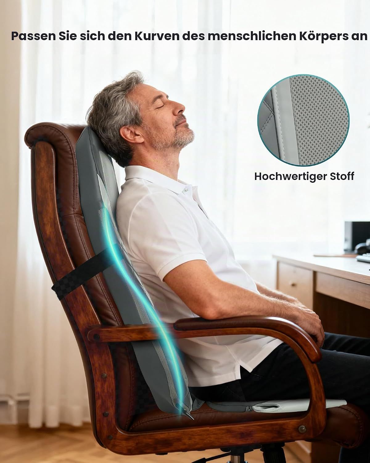 Mann sitzt in einem Bürostuhl und lehnt sich zurück, während ein Massagekissen seinen Rücken massiert. "Hochwertiger Stoff" ist beschriftet.