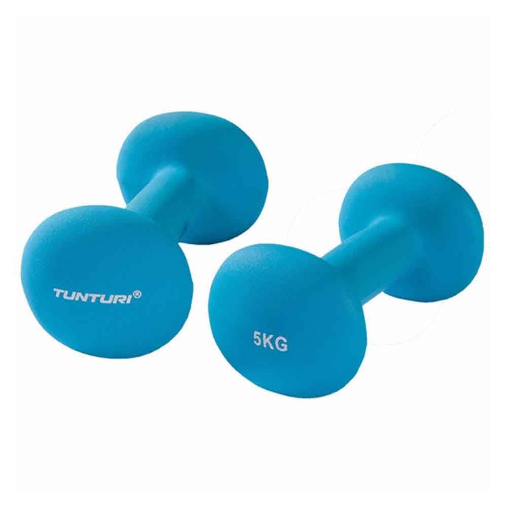 Zwei blaue Kurzhanteln. Auf einer steht "TUNTURI", auf der anderen "5KG".