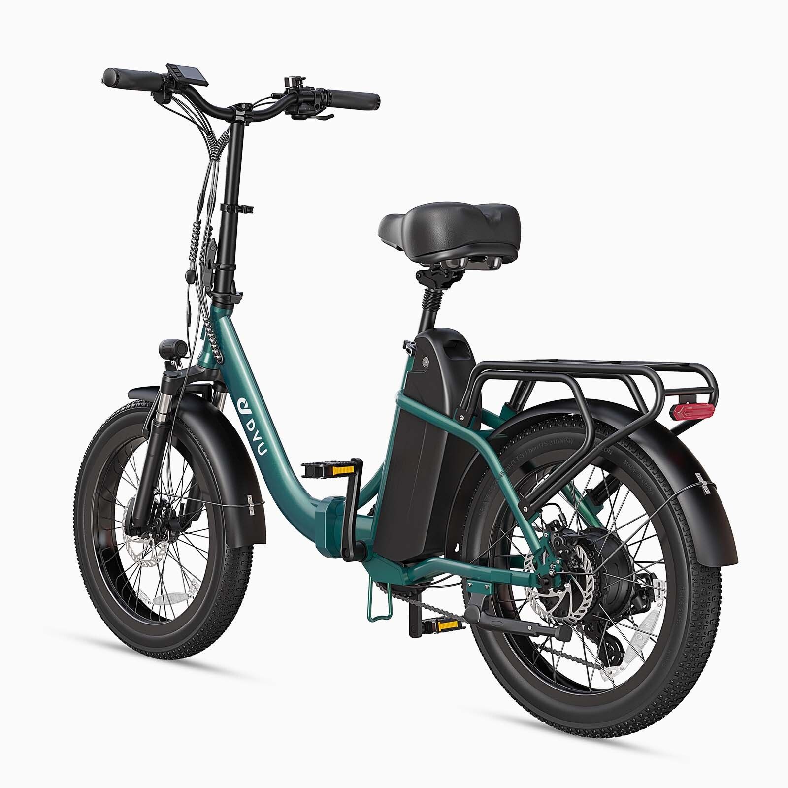 Grünes DYU C9 Elektrofahrrad. Schwarze Reifen, Sattel und Gepäckträger. Rücklicht.