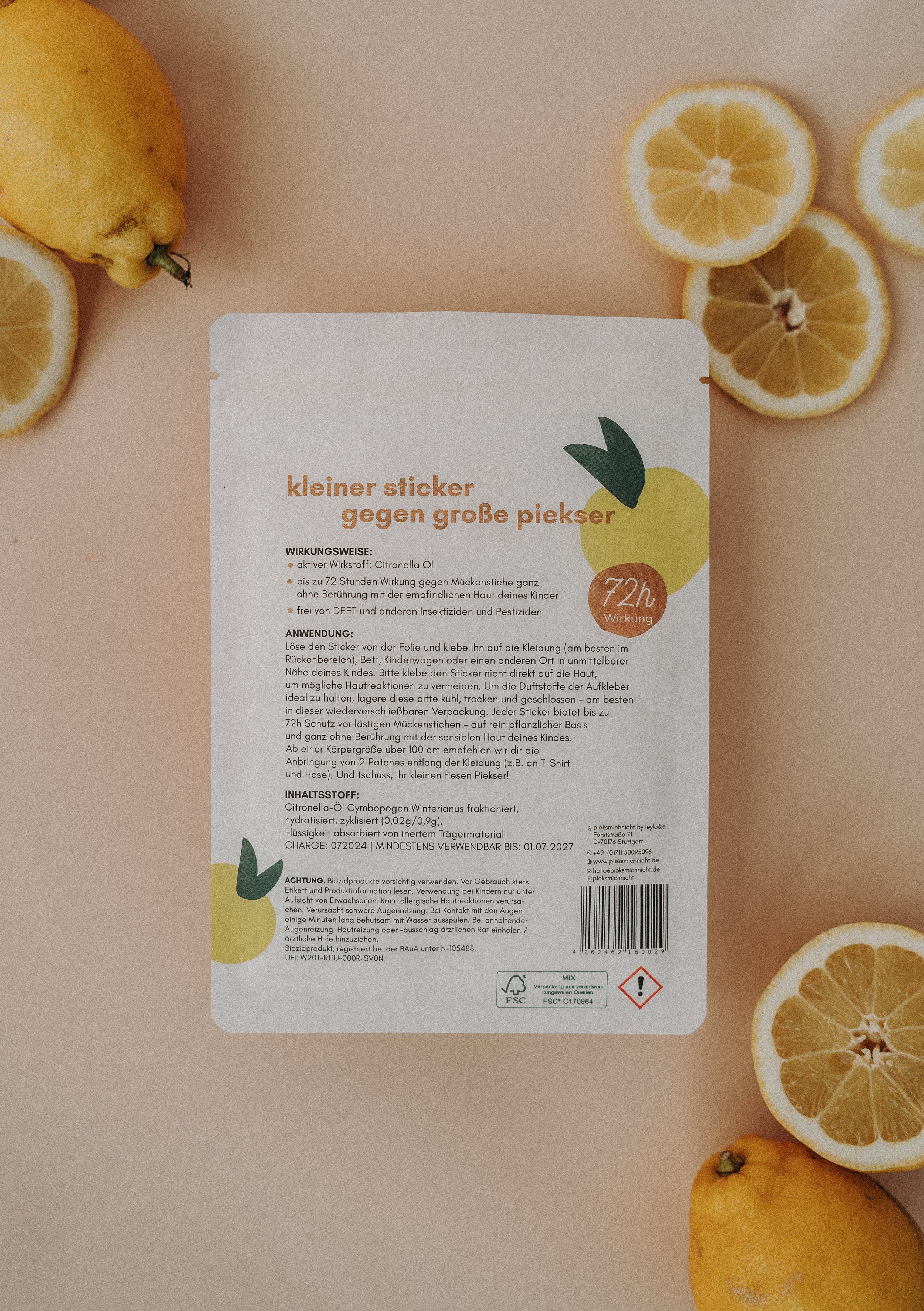 Rückseite einer Verpackung mit Text. Aufschrift: kleiner sticker, große pieksers, 72h Wirkung. Mit Logo und Zertifizierungen.