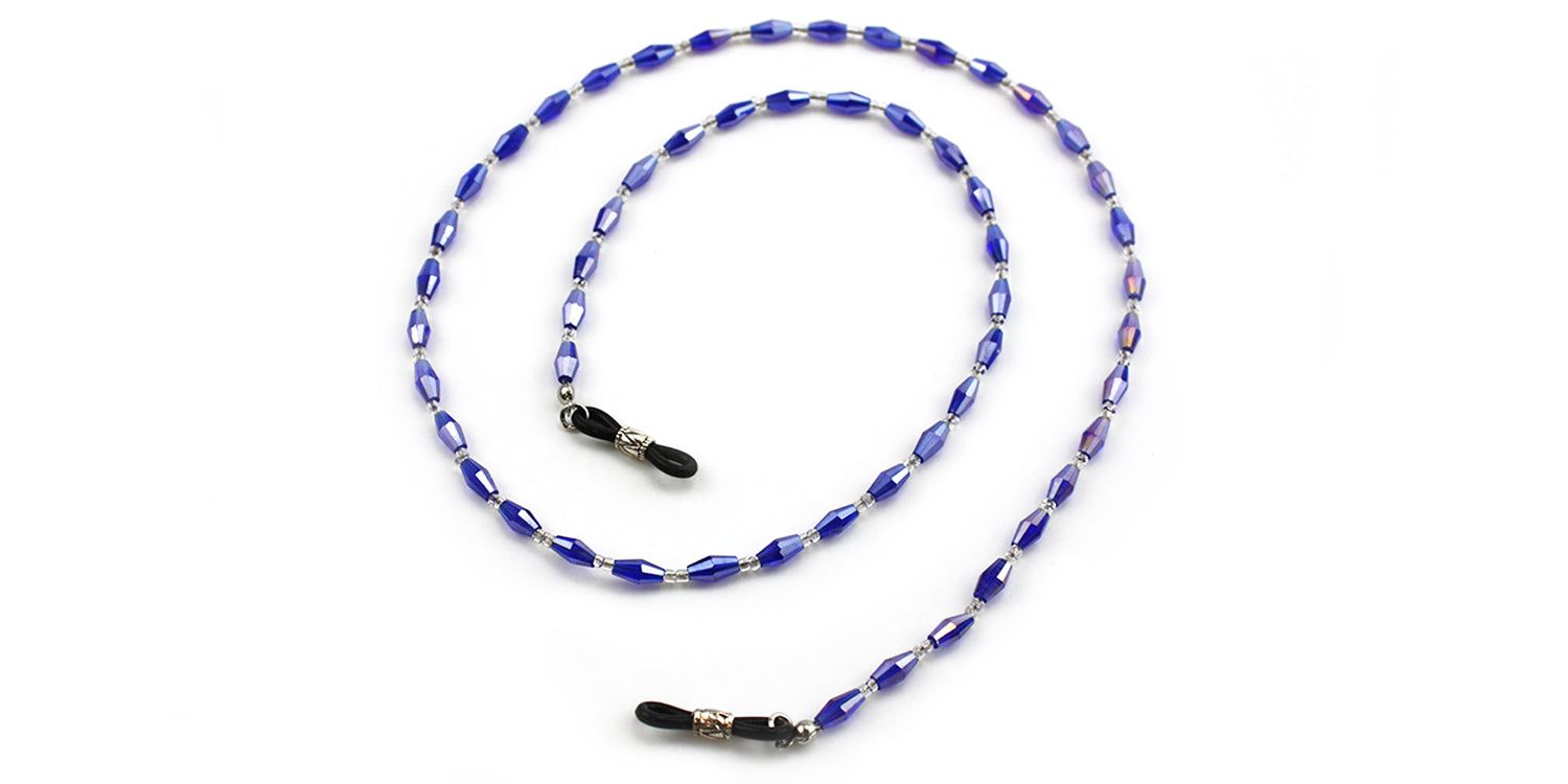 Brillenkette mit blauen, länglichen Perlen. Metallverbindungen und schwarze Gummischlaufen zur Befestigung an der Brille.