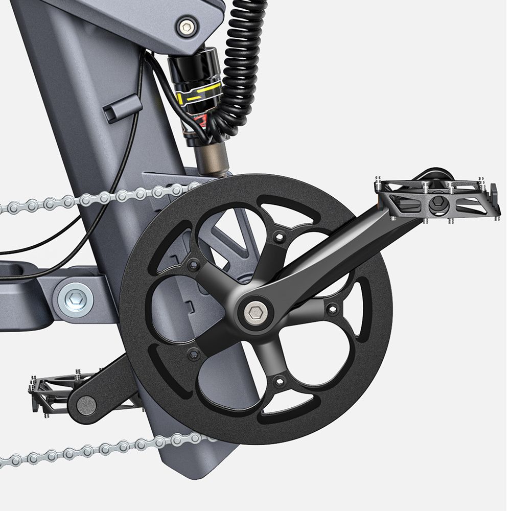 Nahaufnahme der Pedale und des Kettenantriebs des E-Bikes. Schwarze Farbe. Grauer Rahmen.