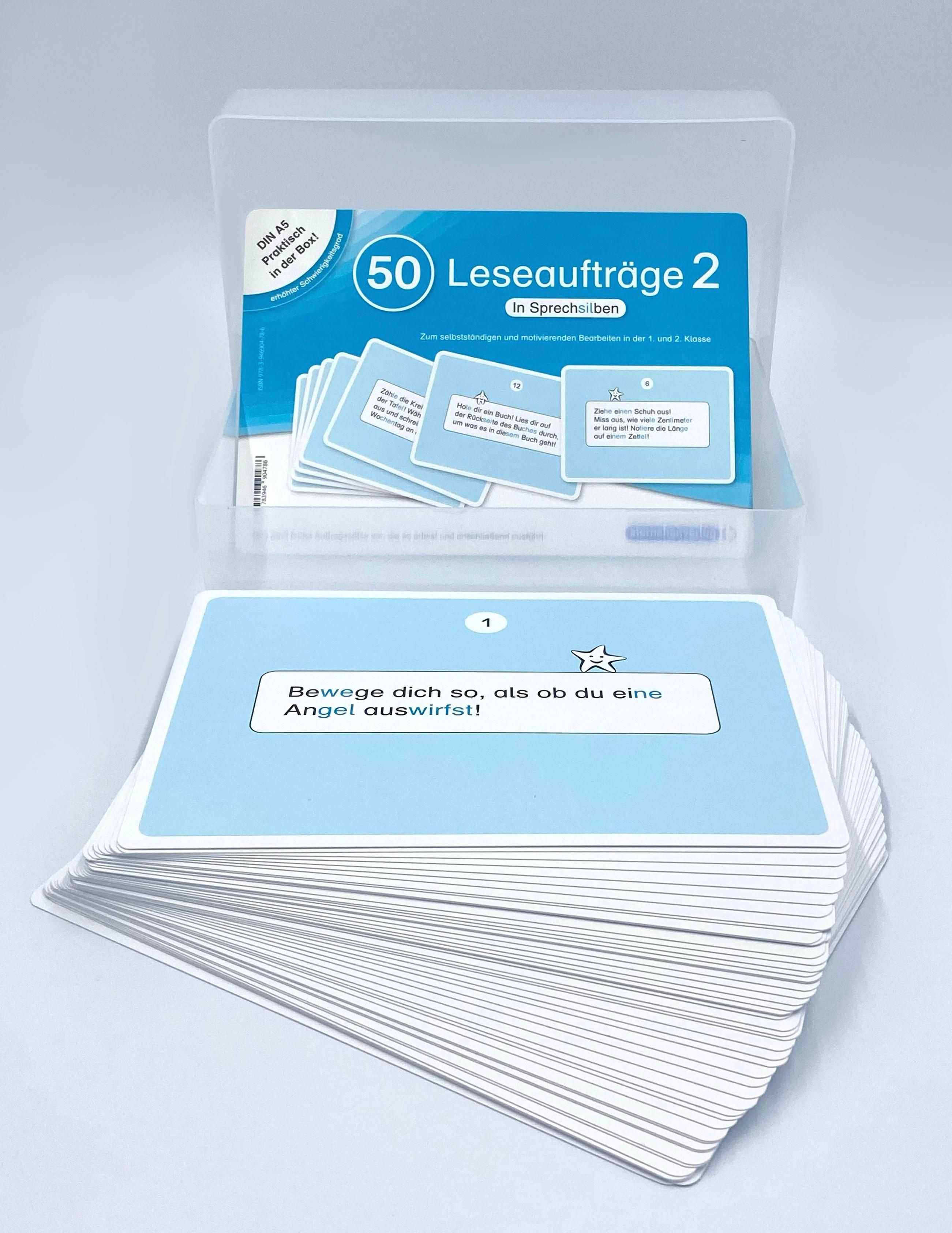 Kartenstapel in transparenter Box. Karten mit blauer Schrift und Text. Box mit Aufschrift "50 Leseaufträge 2".