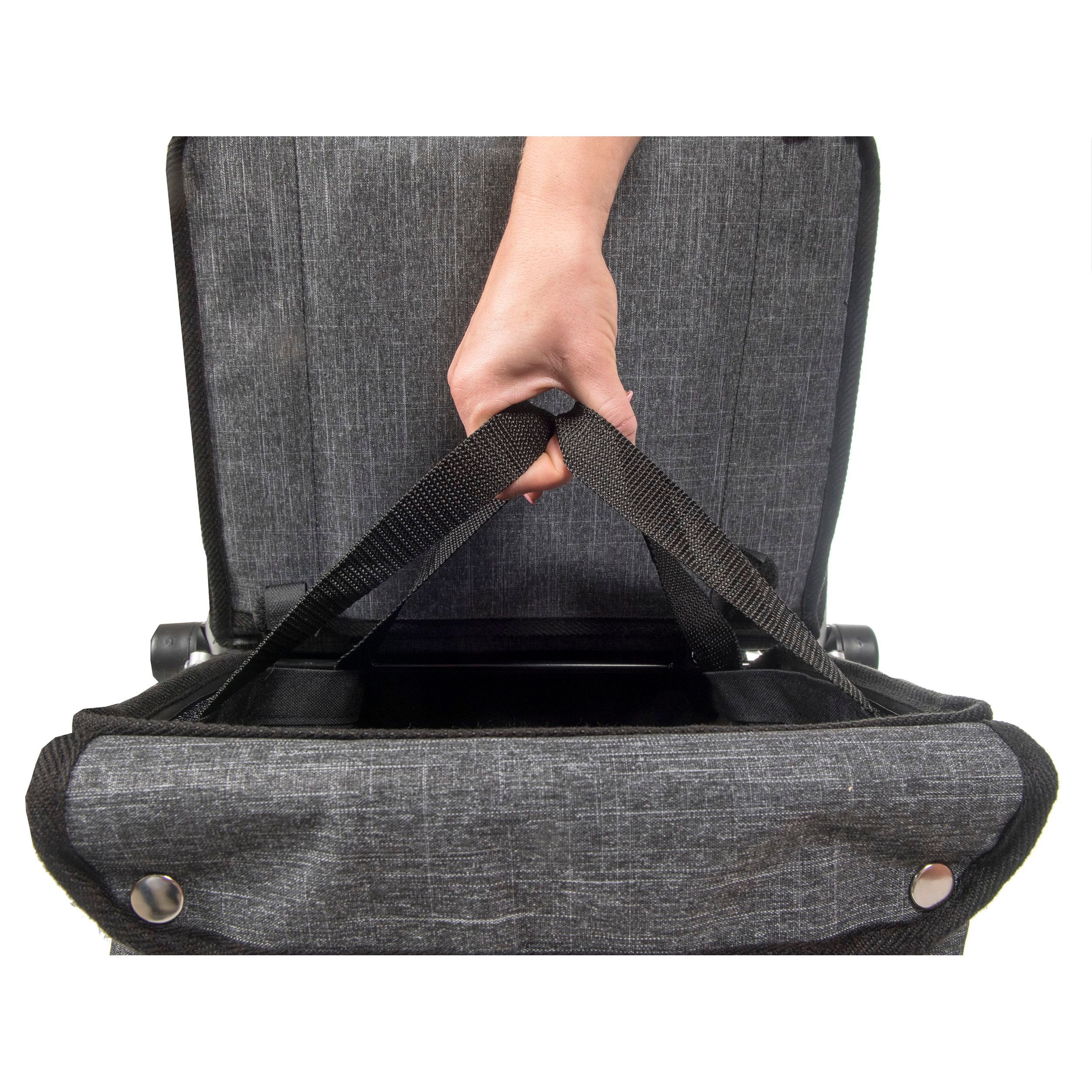 Nahaufnahme der Tasche des Carlett Comfort Trolleys. Graues Material, Tragegriffe.