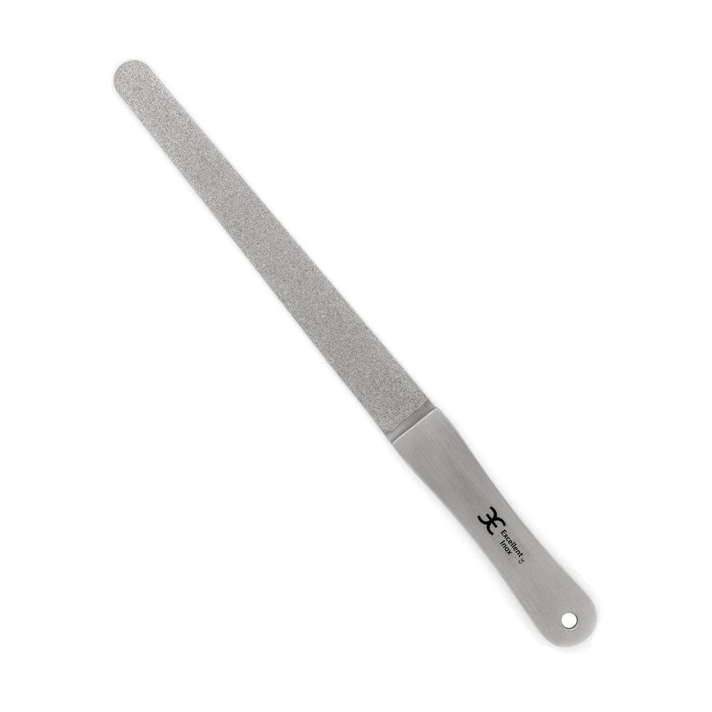 Nagelfeile aus Metall mit rauer Oberfläche. Der Griff hat ein Loch und eine Gravur.