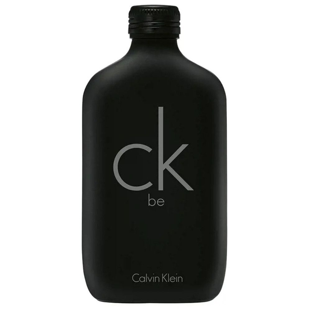Schwarze Flasche mit 'ck be' und 'Calvin Klein' Schriftzug. Flasche mit schwarzem Deckel.