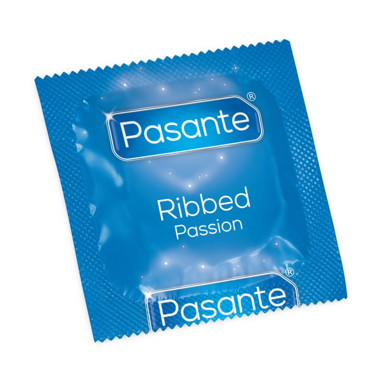 Blau verpacktes Kondom. Marke Pasante, Produktname Ribbed Passion.