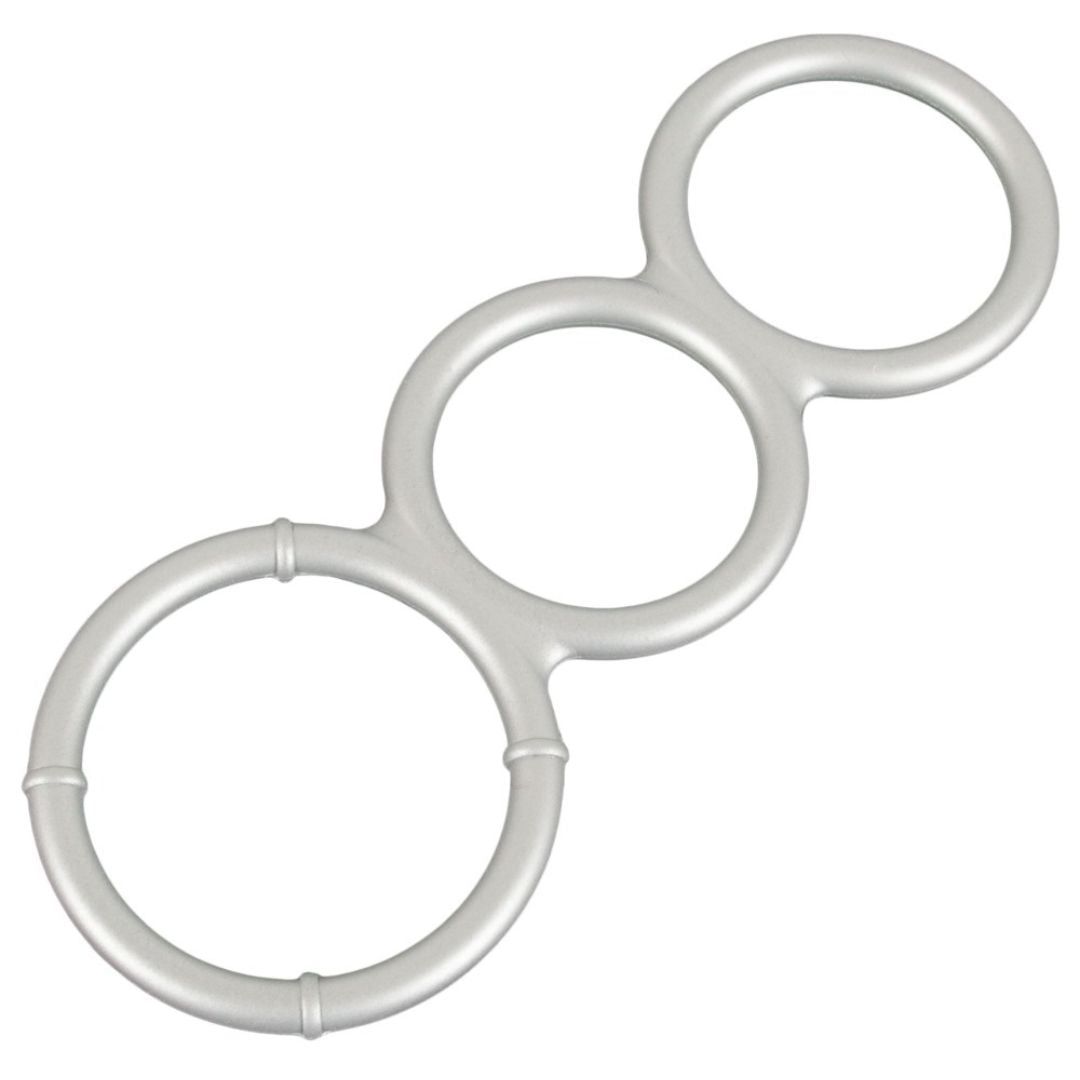 Silberfarbener Ring mit drei Öffnungen, verbunden durch Stege. Perspektivische Ansicht.