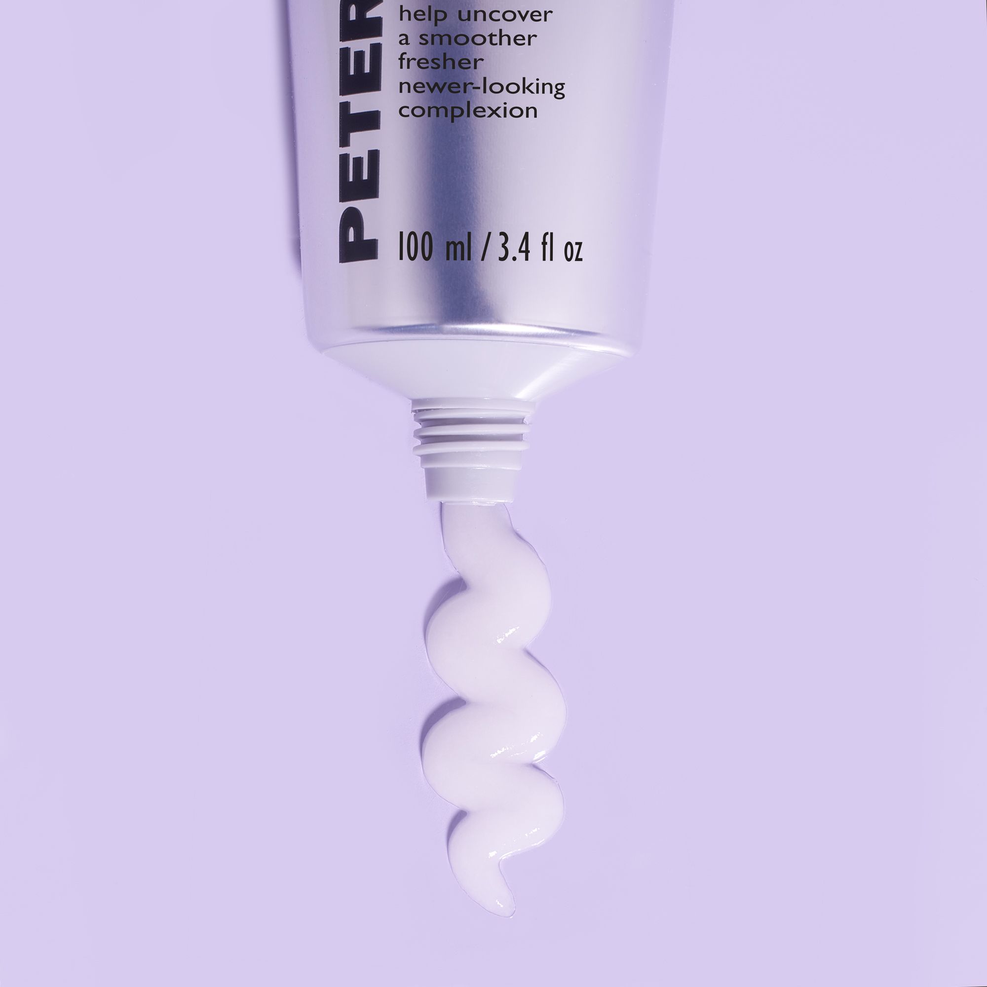 Silberne Tube, Produkt entleert sich. Text: PETER THOMAS ROTH, 100 ml / 3.4 fl oz. Aufschrift: hilft, einen glatteren, frischeren Teint zu enthüllen.