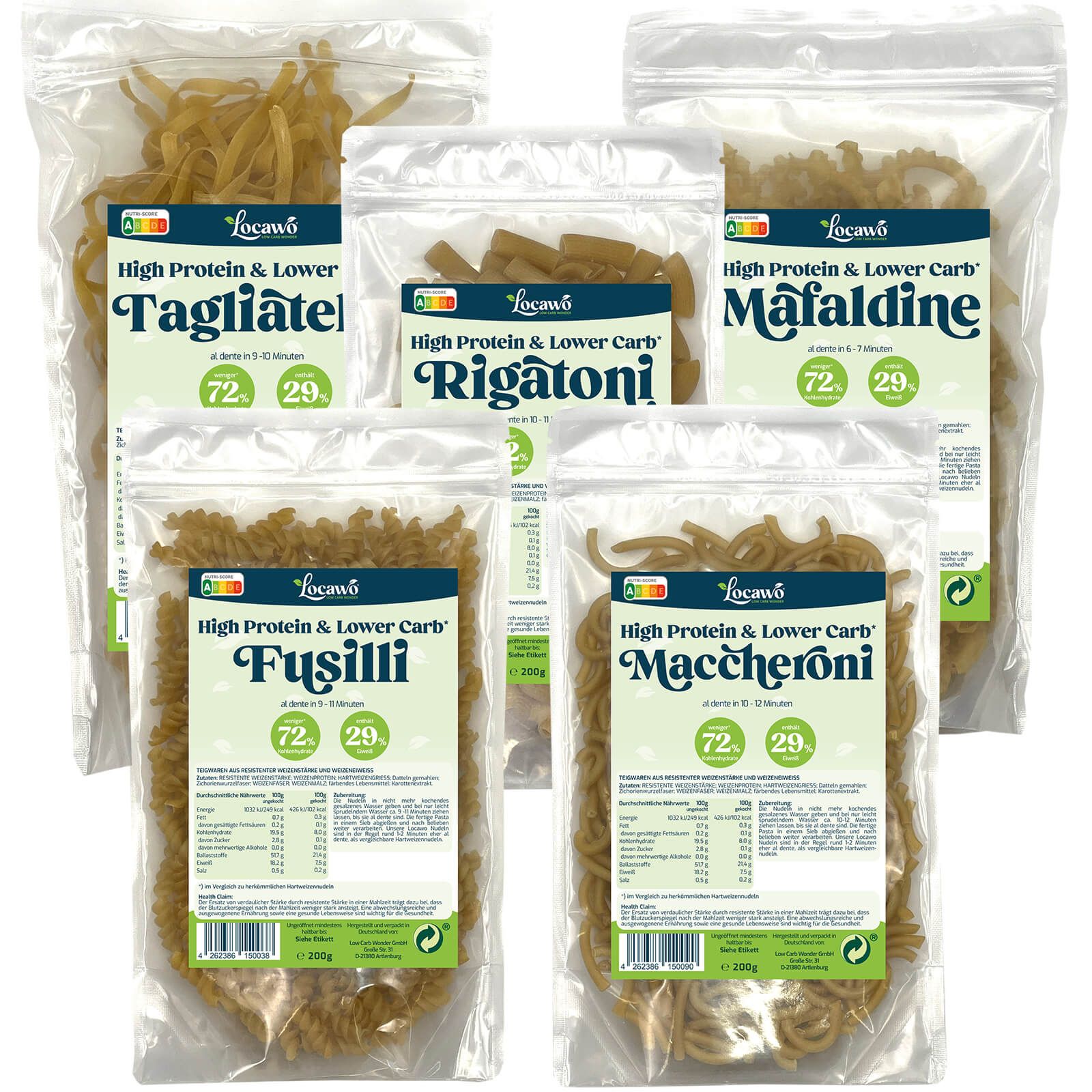 Mehrere Beutel Pasta. Verschiedene Formen: Tagliatelle, Rigatoni, Mafaldine, Fusilli, Maccheroni. Klare Verpackung, grüne Etiketten mit Text.