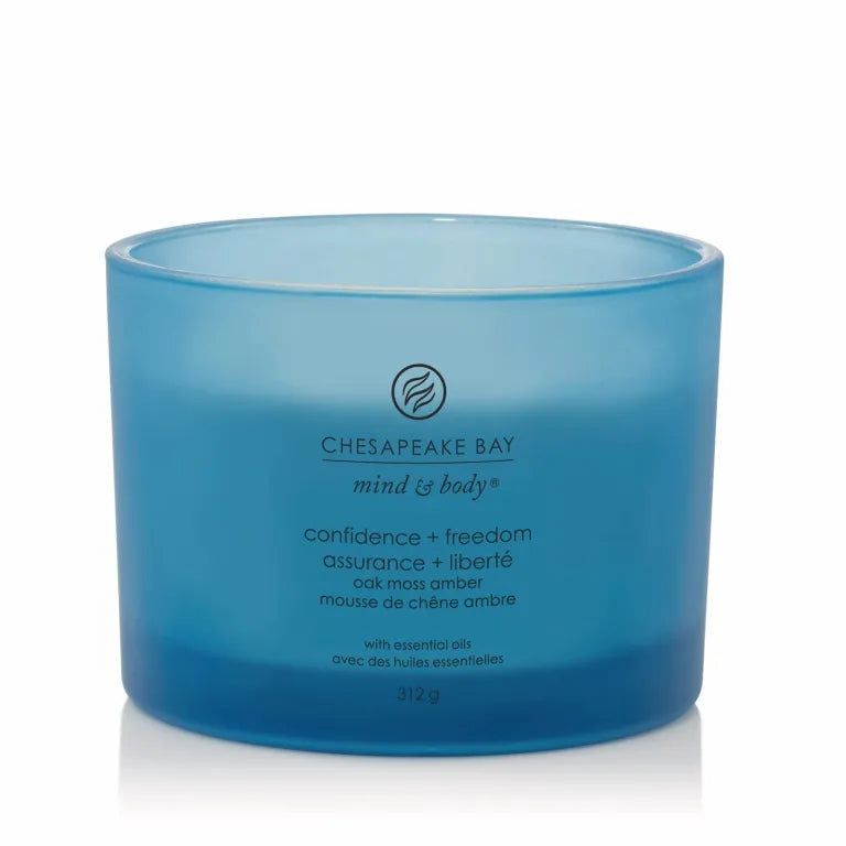 Blaue Kerze mit Text: Chesapeake Bay, mind & body, confidence + freedom, assurance + liberté, Eichenmoos Amber. 3 Dochte.