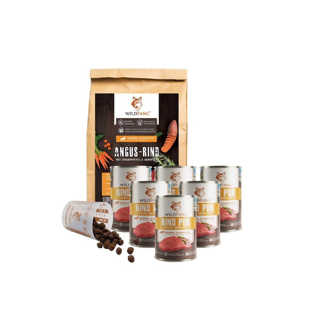 Packung und Dosen von Wildfang-Hundefutter. Aufschrift: Angus-Rind, ohne Getreide. Mit Karotten und Süßkartoffeln.