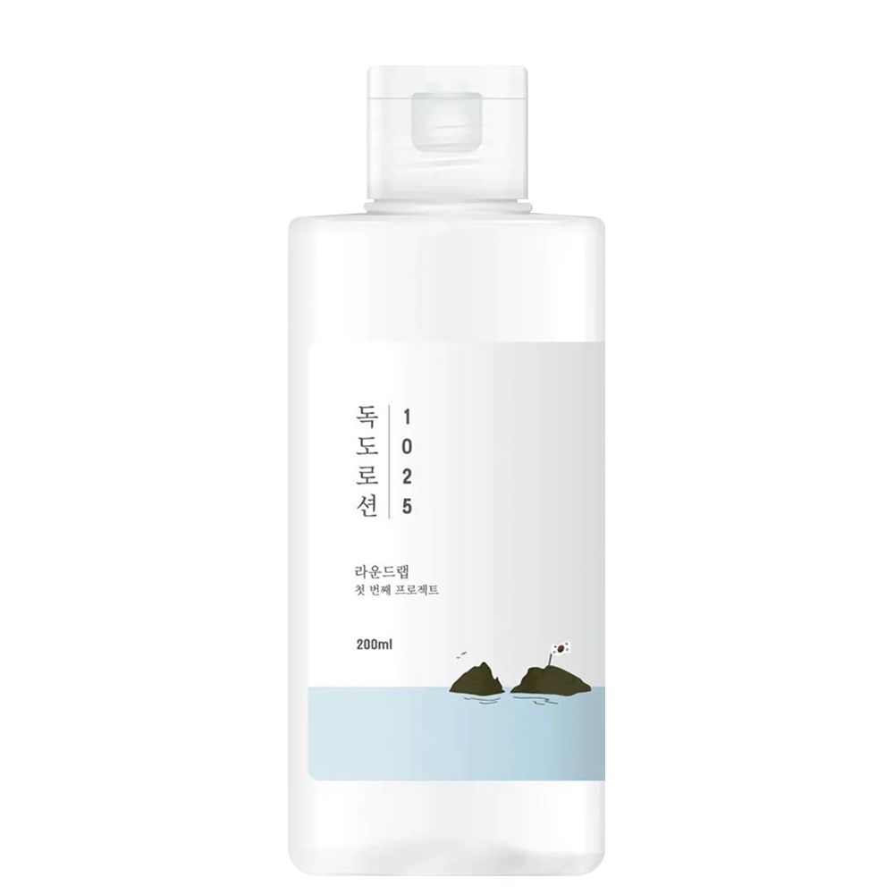ROUND LAB 1025 Dokdo Lotion in weißer Flasche mit blauem Etikett und Bergmotiv.