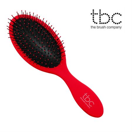 Rote TBC Wet & Dry Haarbürste mit schwarzen Borsten, isoliert.