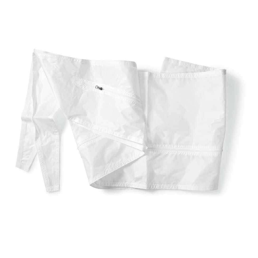 Weißes, gefaltetes Textil mit Reißverschluss. Mehrere Falten sichtbar.