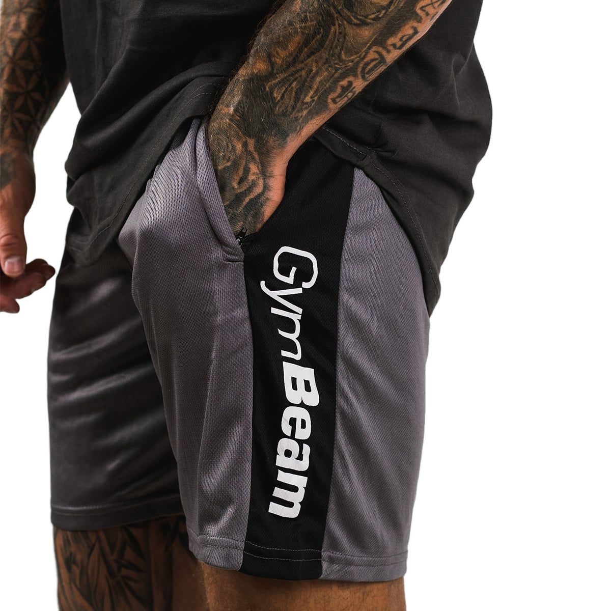 Graue GymBeam Herren Shorts mit seitlichem schwarzen Streifen, weißem Logo und Hosentasche.