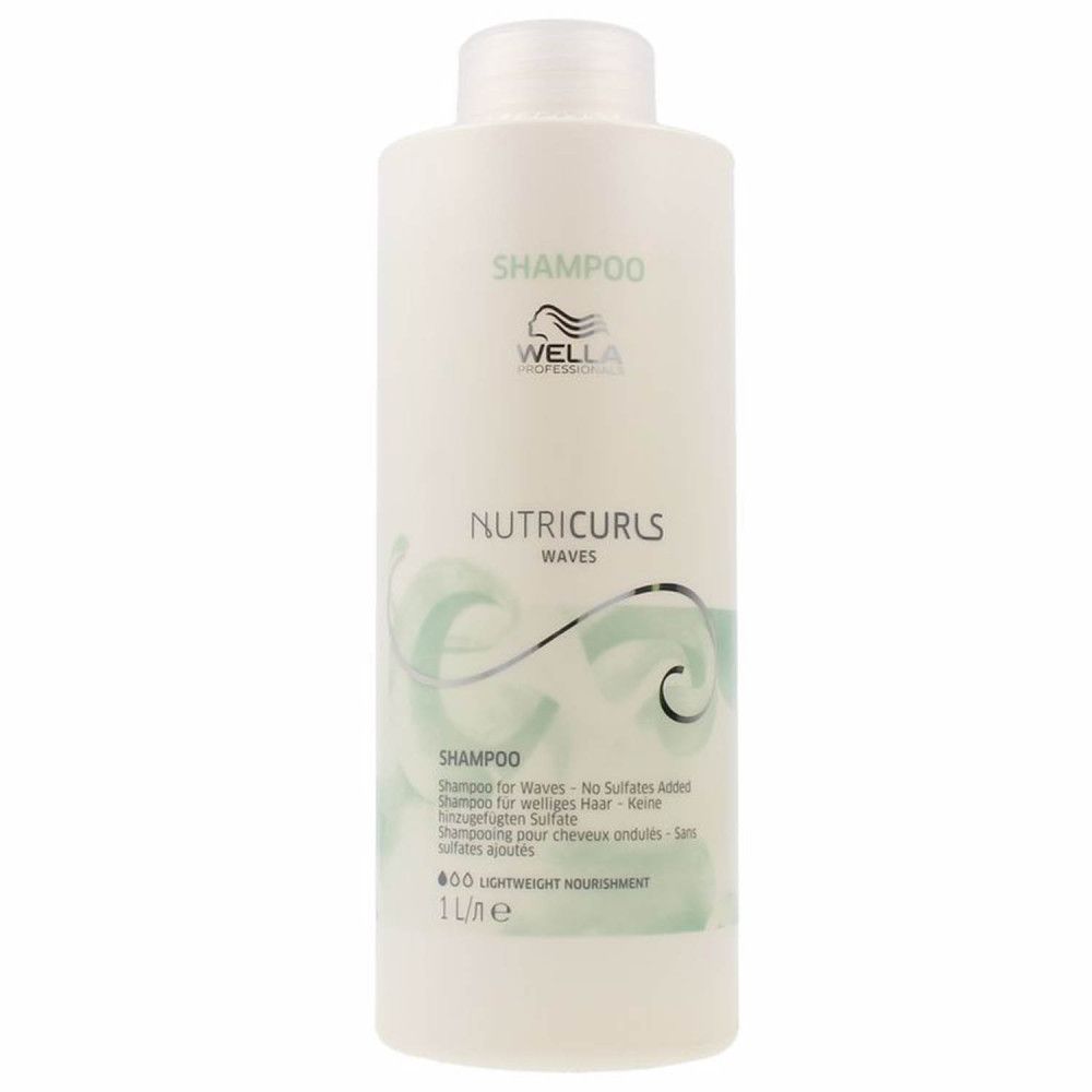 Weißes Shampoo-Flakon mit Schriftzug. Produktname: NutriCurls Waves. 1 Liter.
