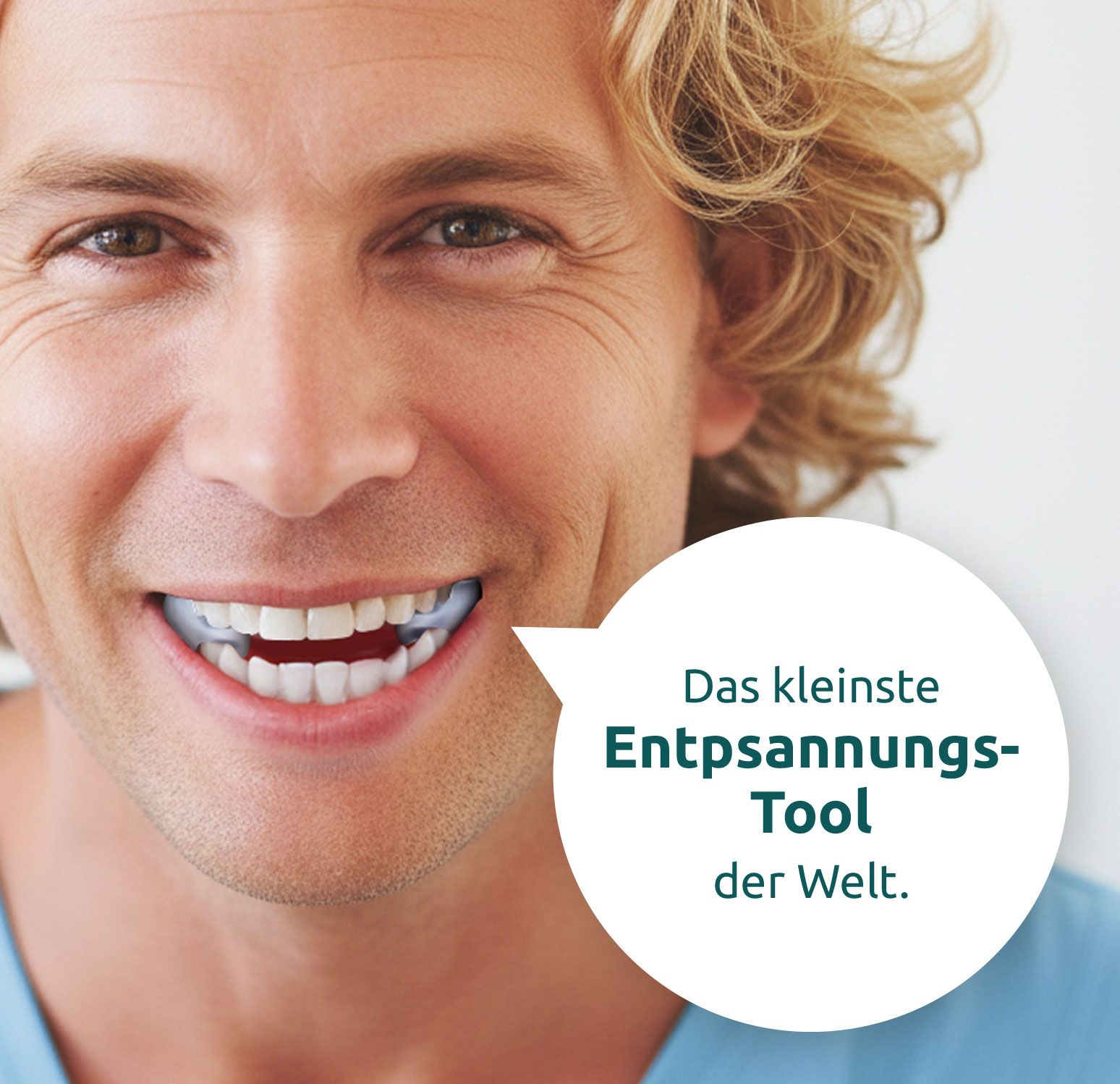 Mann mit Aligner im Mund. Sprechblase: Das kleinste Entspannungstool der Welt.