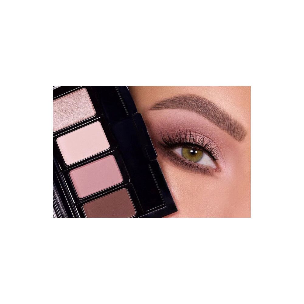 Geöffnete Artdeco Beauty Box Quattro mit Lidschatten. Teilansicht eines Auges mit Make-up.