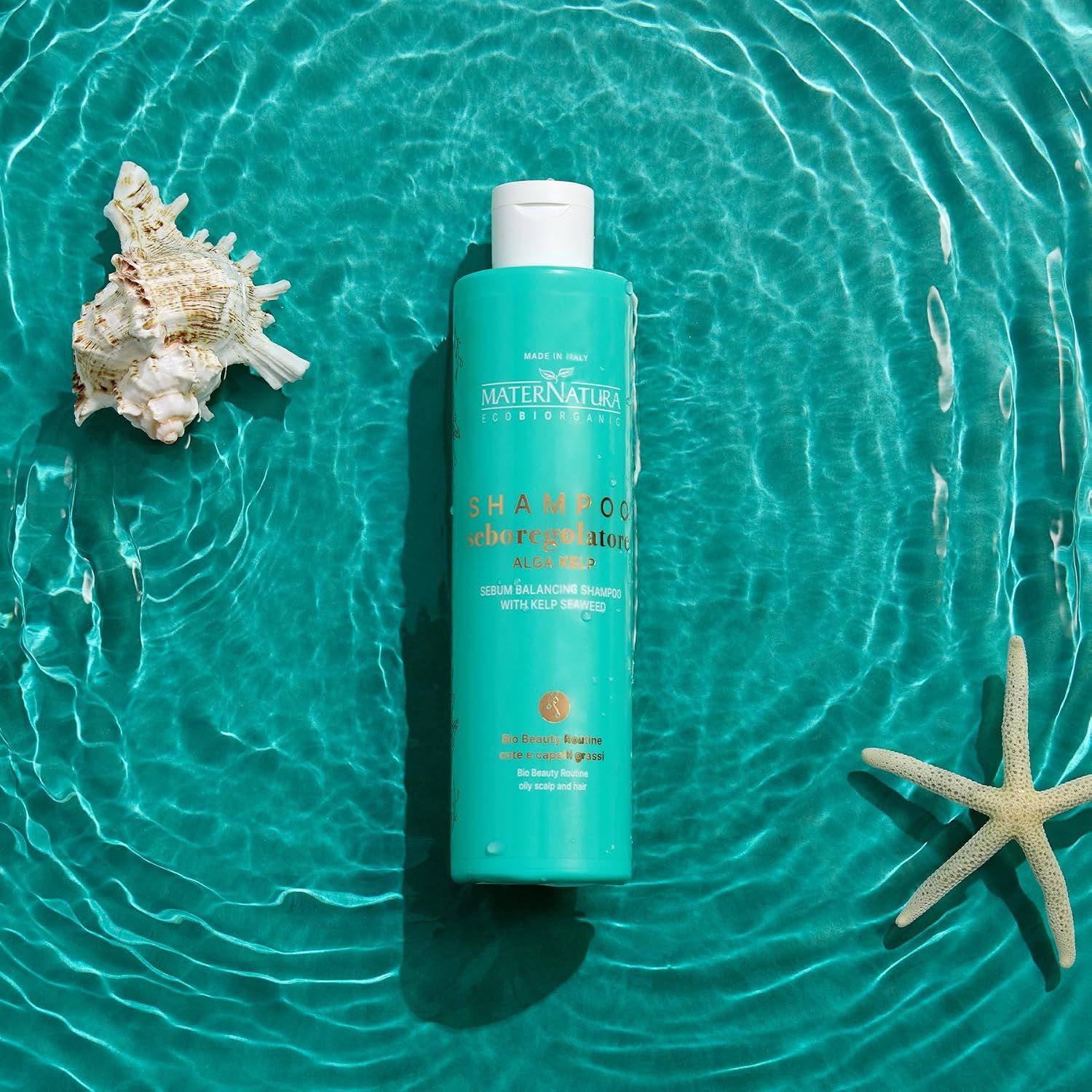 Türkiser Shampoo-Flasche mit weißem Verschluss, umgeben von Wasser und Meeresdekor.
