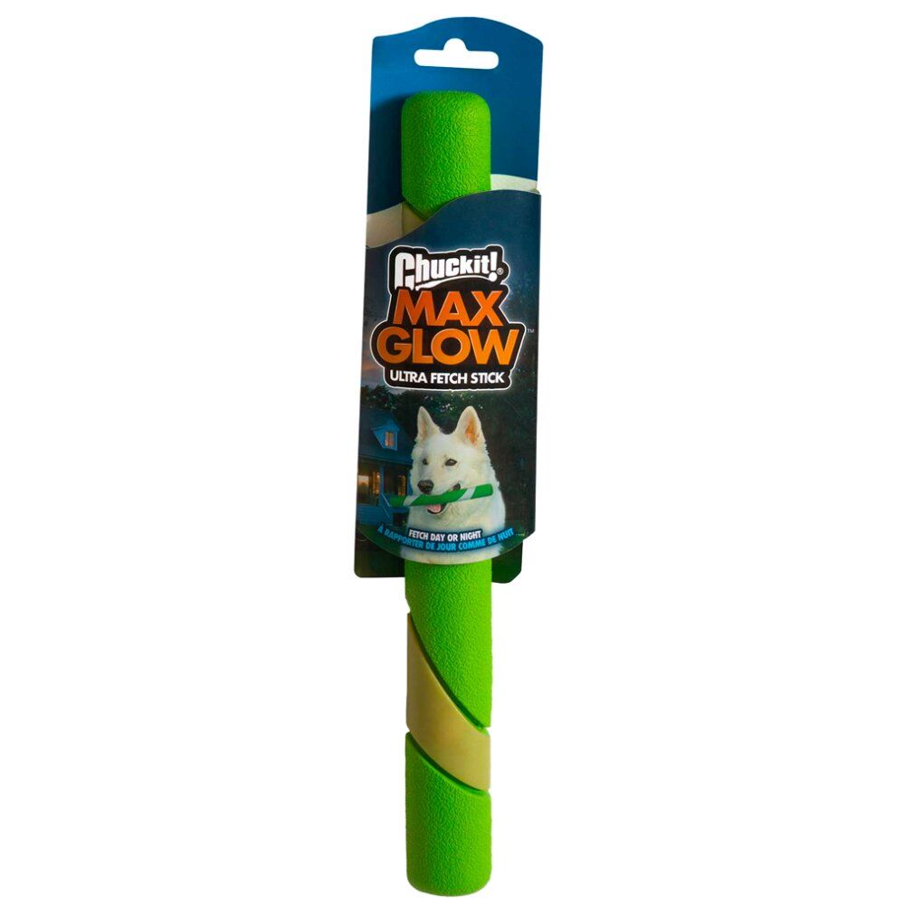 Grüner Fetch Stick in Verpackung. Auf der Verpackung: "Chuckit! Max Glow Ultra Fetch Stick".