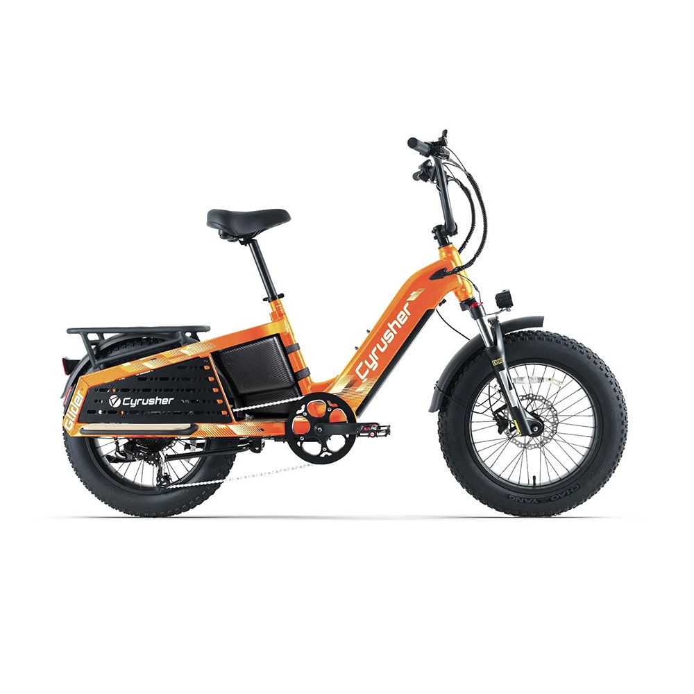 Orangefarbenes E-Bike mit schwarzen Reifen und Gepäckträger. Cyrusher-Logo sichtbar.