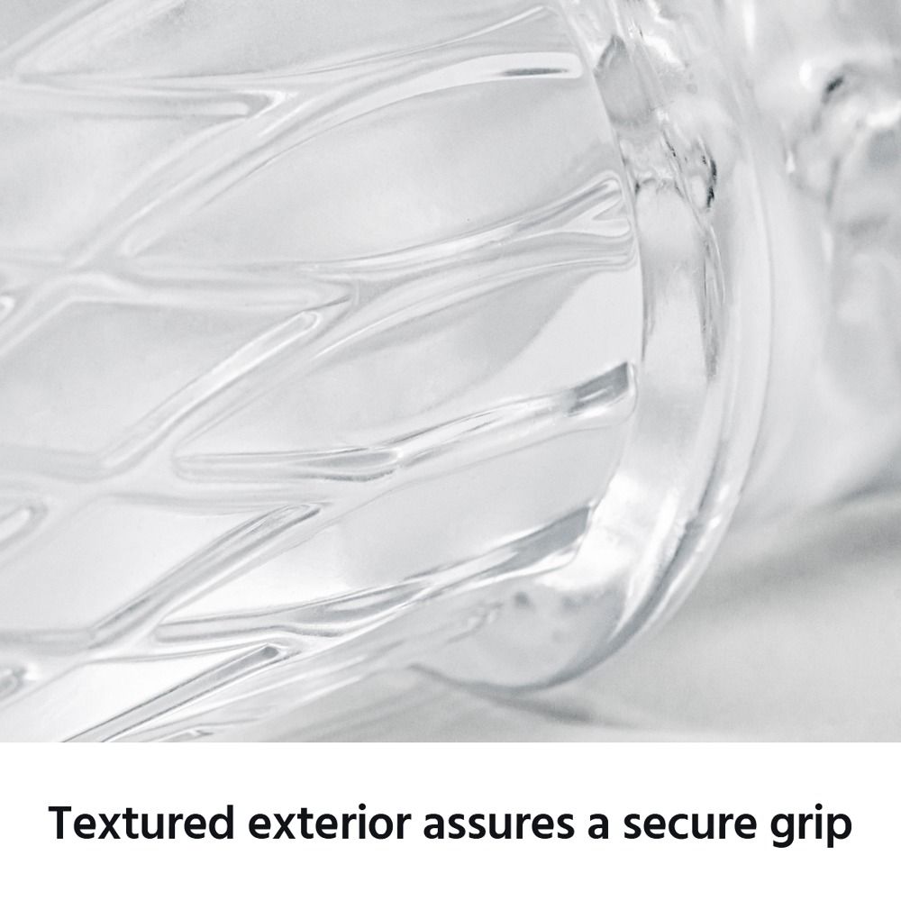 Nahaufnahme eines transparenten Produkts. Geriffelte Oberfläche. Text darunter: „Textured exterior assures a secure grip“.