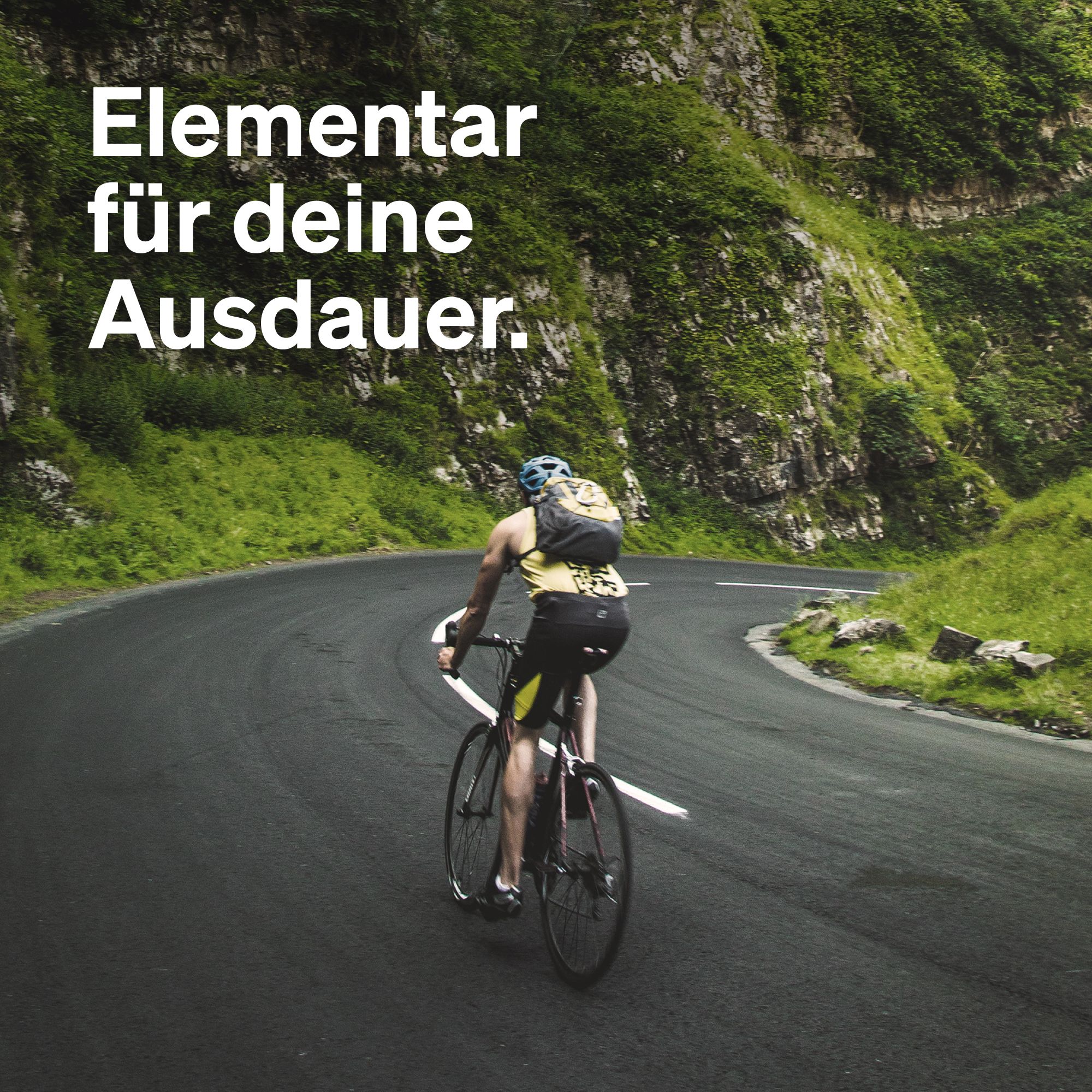 Radfahrer auf einer Straße, die sich durch eine bergige Landschaft schlängelt. Der Text lautet: Elementar für deine Ausdauer.