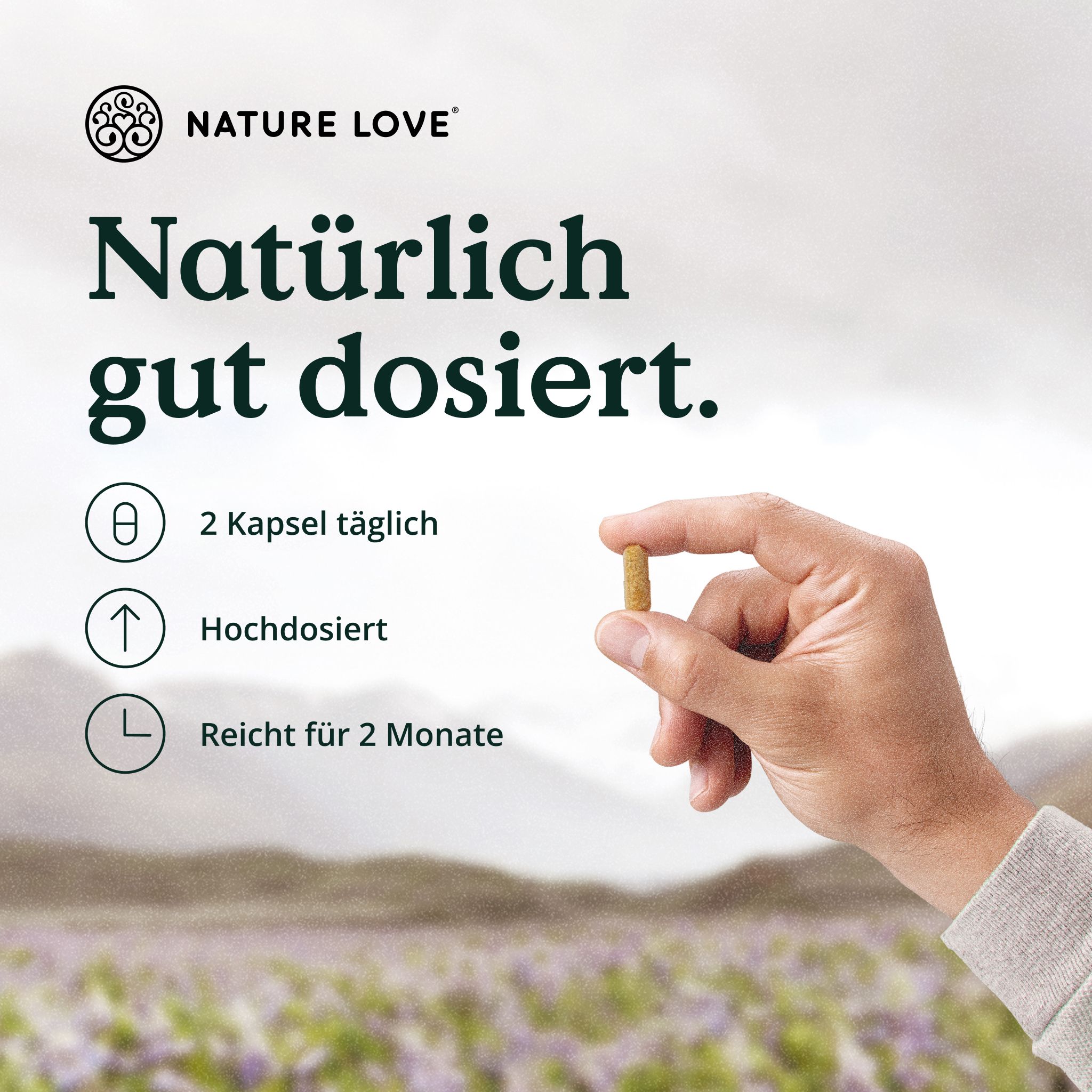 Hand hält eine Kapsel. Text: Natürlich gut dosiert. 2 Kapseln täglich. Hochdosiert. Reicht für 2 Monate. Logo NATURE LOVE.