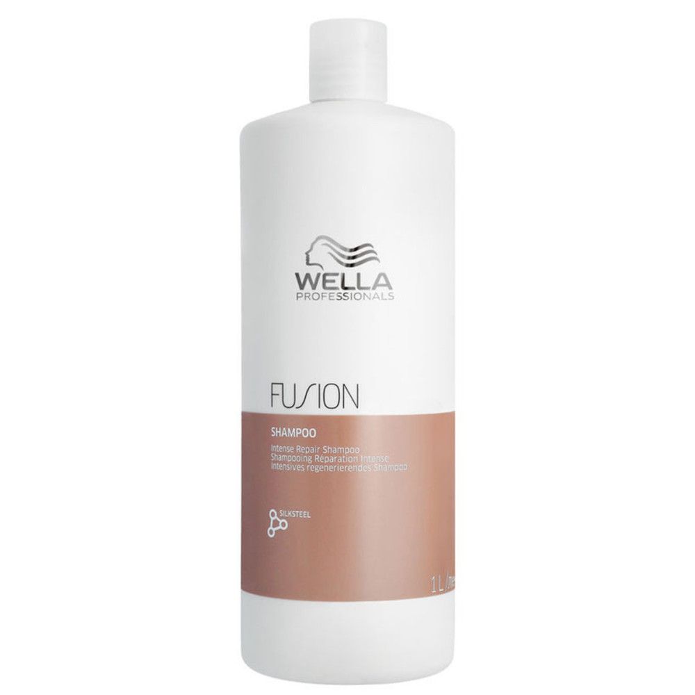 Weiße Shampoo-Flasche mit braunem Etikett. Aufschrift: Wella Fusion, Shampoo, Intense Repair Shampoo. 1L.