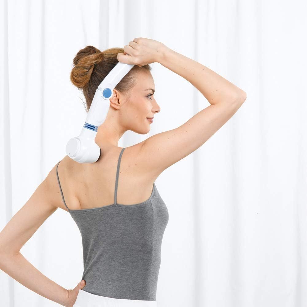 Frau hält Massagegerät am Nacken. Weißes Massagegerät mit blauem Akzent. Frau trägt graues Top.