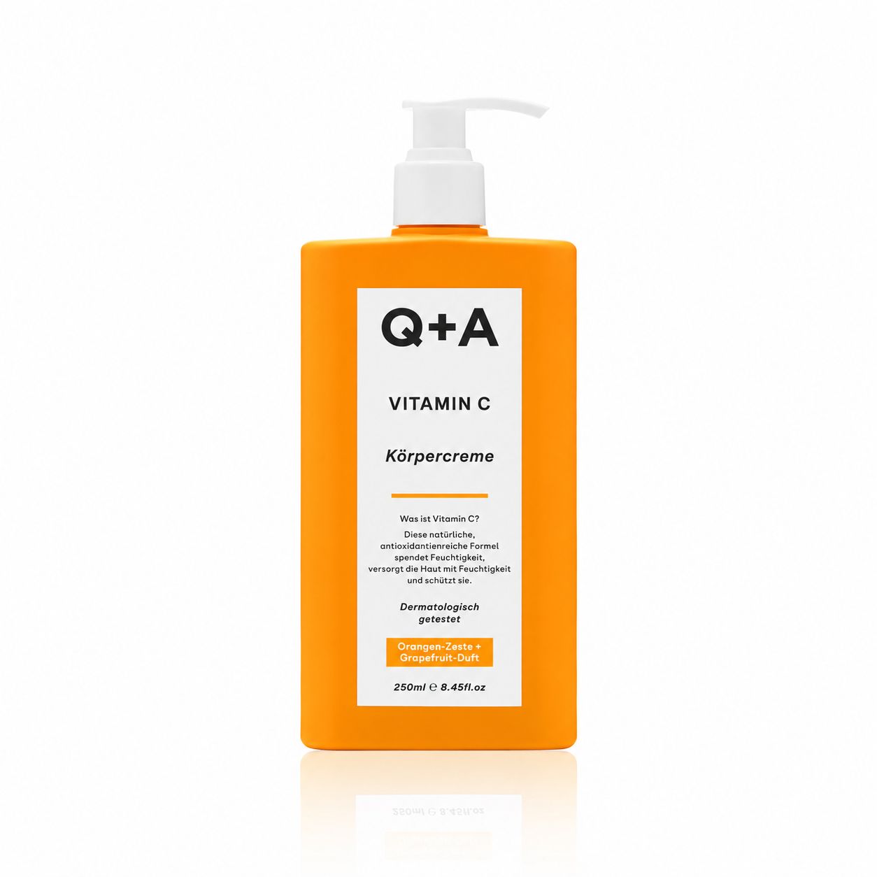 Q+A Vitamin C Body Cream Flasche mit Pumpzerstäuber, in einer Hand gehalten.