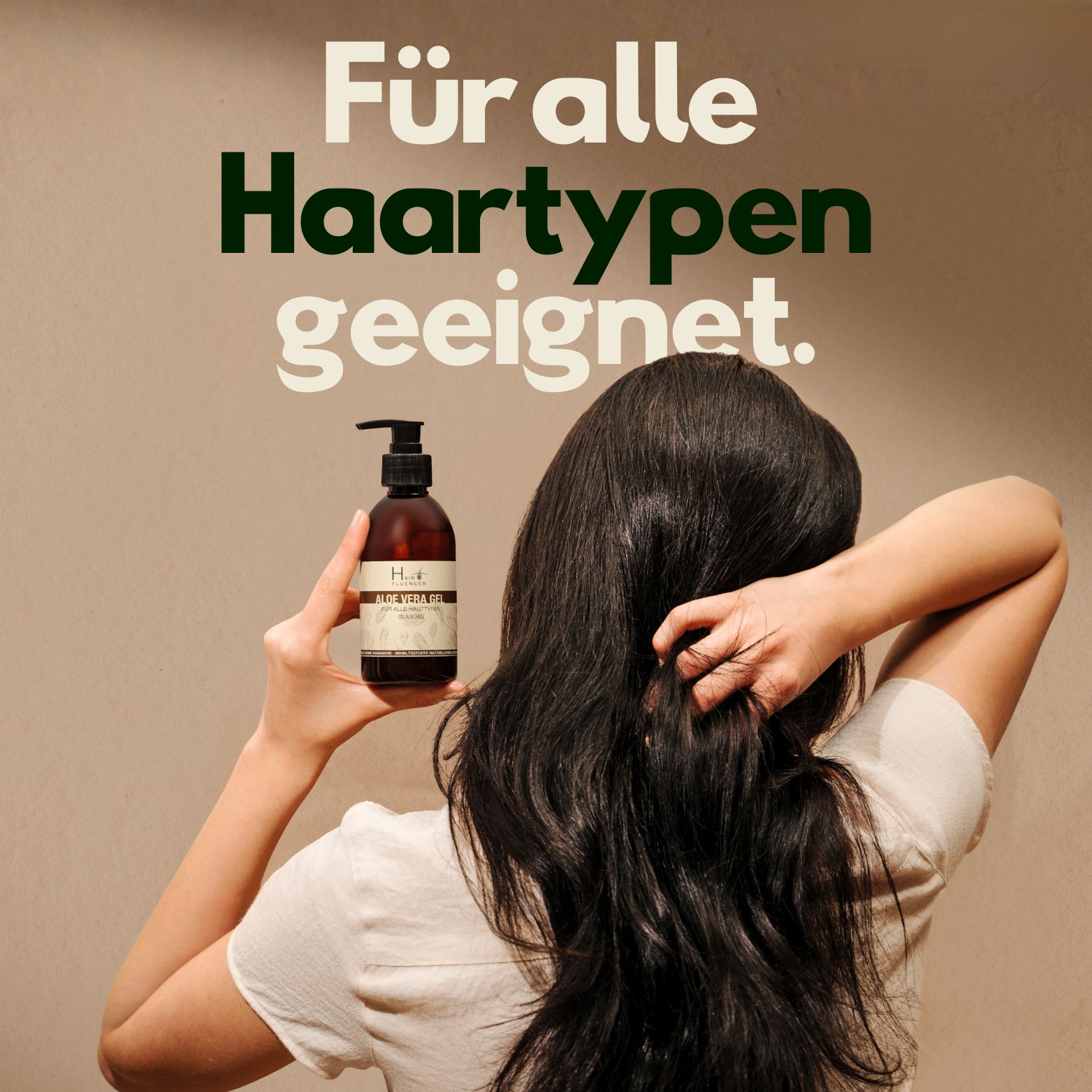 Frau mit langen Haaren hält Aloe Vera Gel Flasche, geeignet für alle Haartypen.