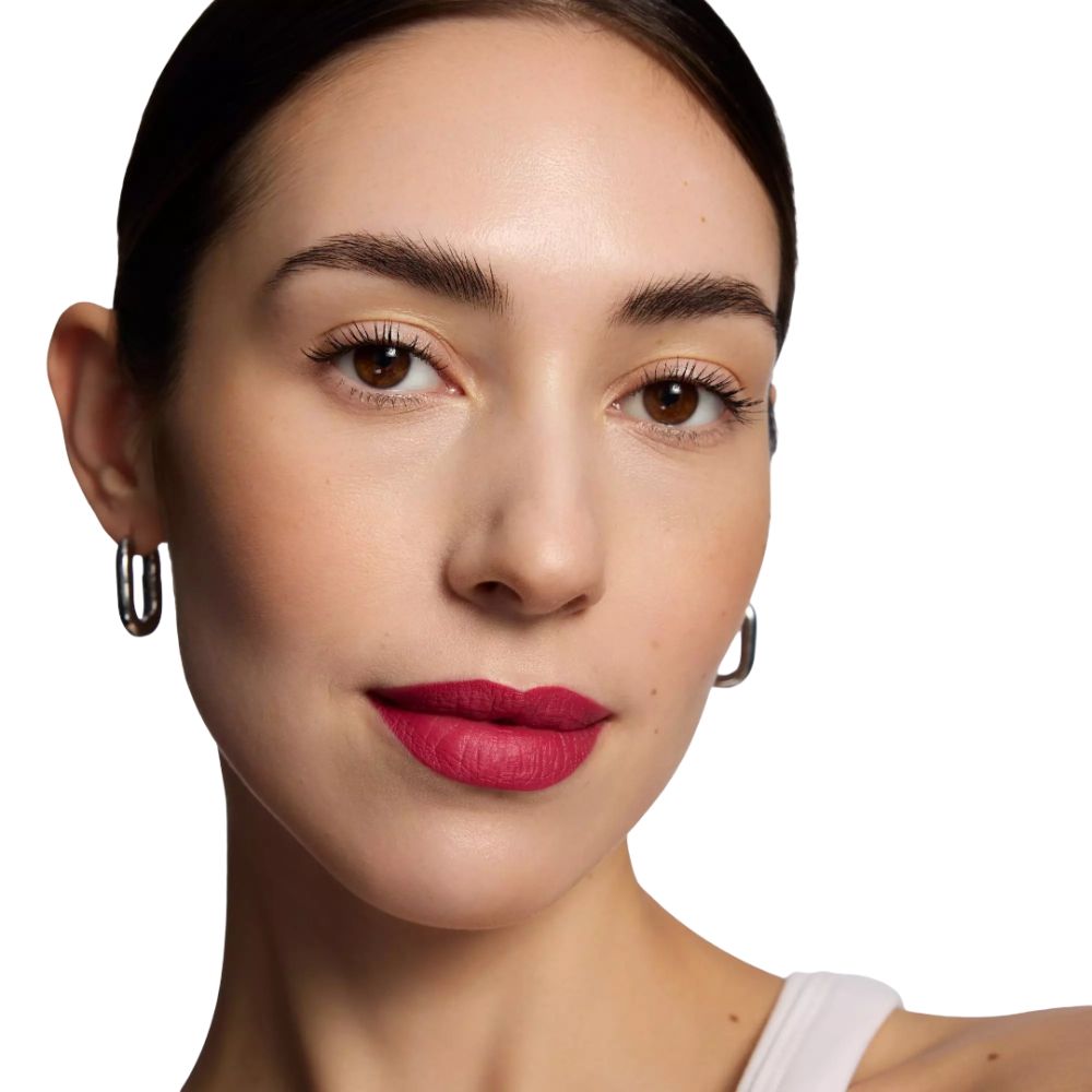 Porträt einer Frau mit rotem Lippenstift und silbernen Ohrringen.