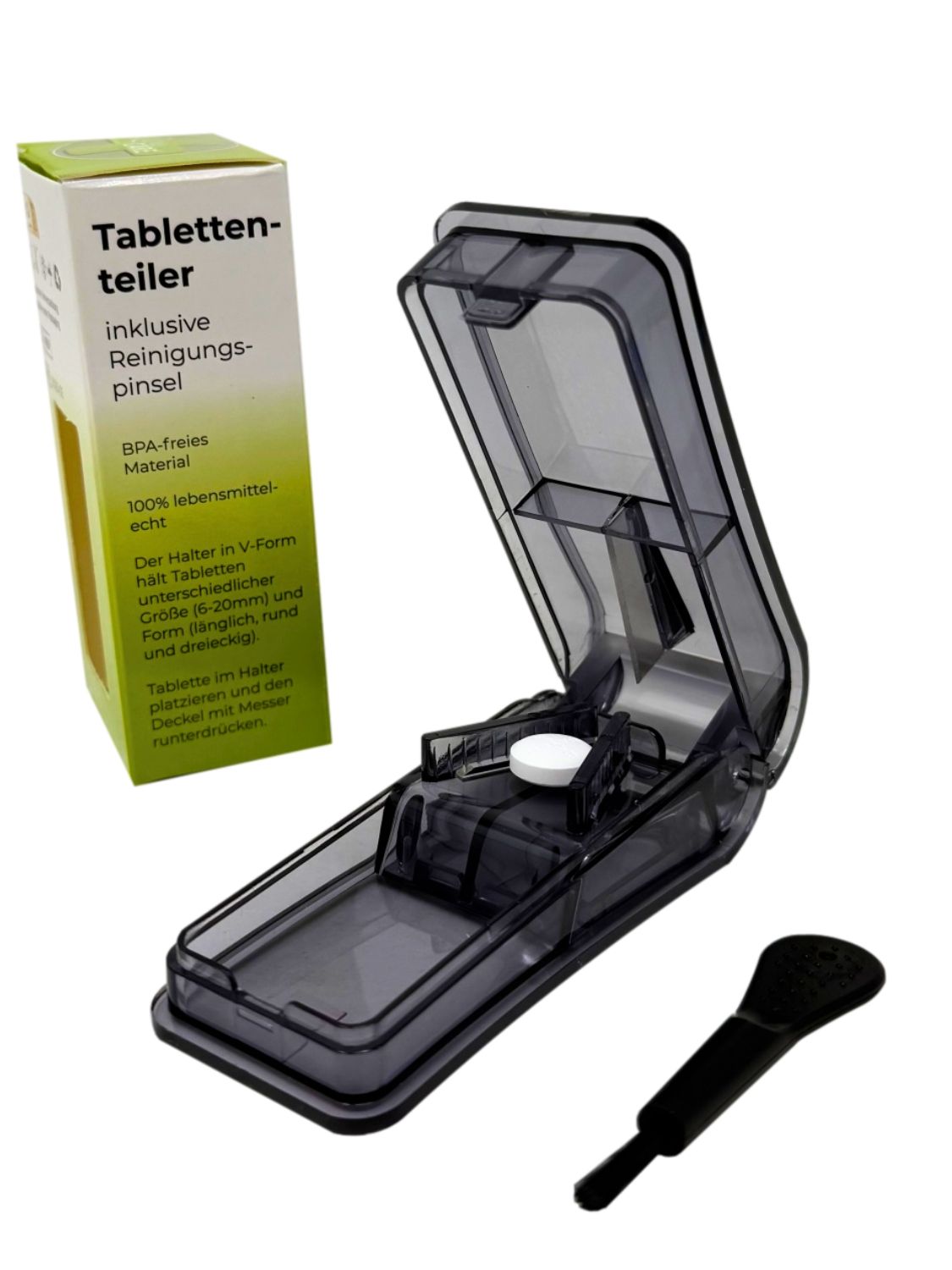 Tablettenteiler mit Reinigungsbürste. BPA-freies Material. Schwarzer Tablettenschneider und Bürste.