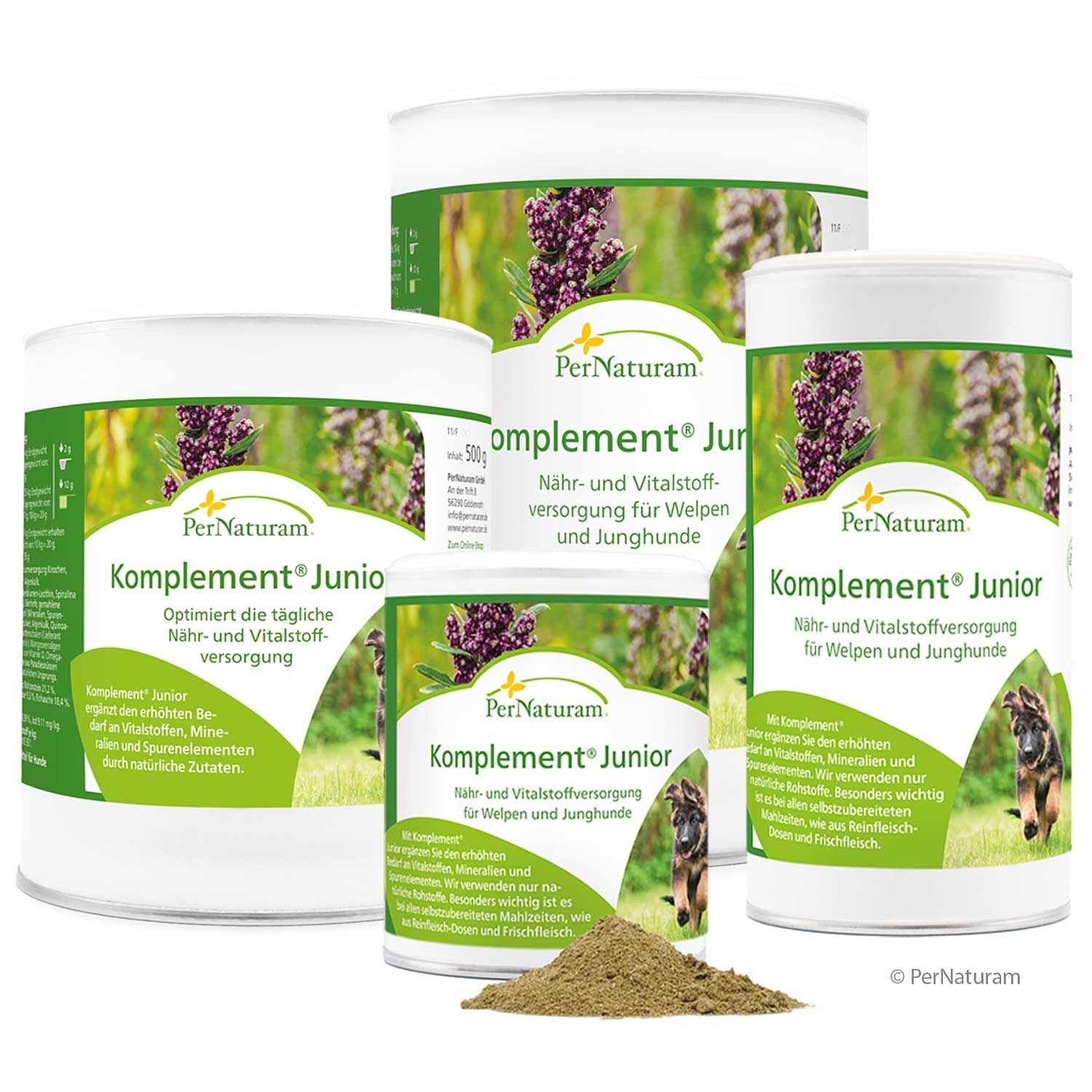 Vier Dosen mit grünem Etikett. Aufschrift: Komplement Junior. Kleiner Haufen Pulver davor.