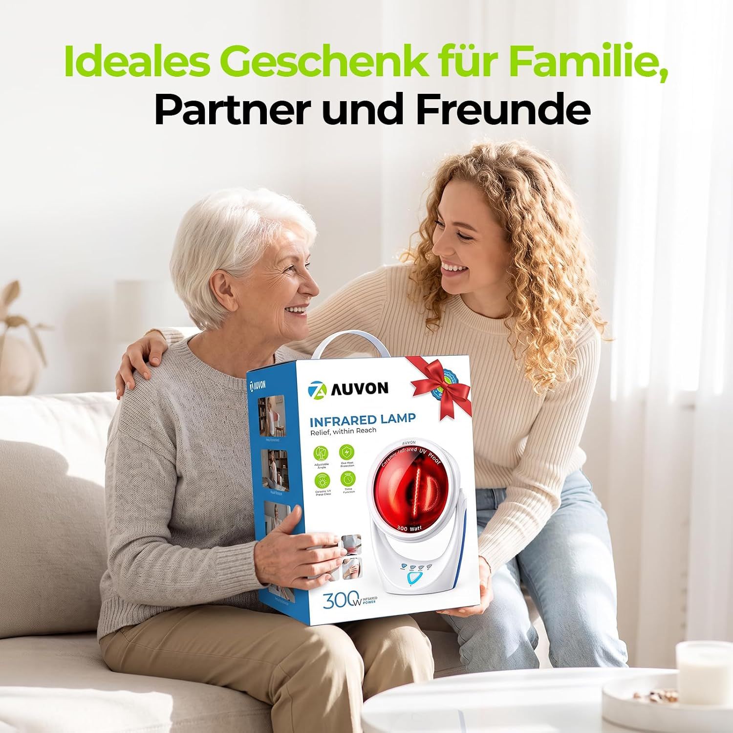 Zwei Frauen halten eine AUVON Infrarotlampe in der Verpackung. Ideal als Geschenk.