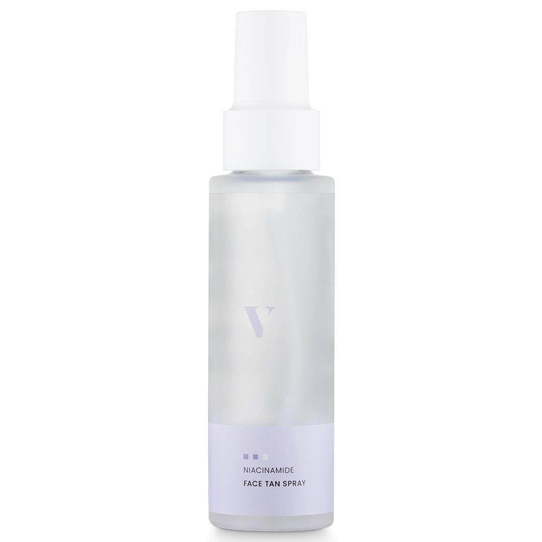 Sprühflasche mit weißem Sprühkopf und lila Etikett. Auf dem Etikett steht "Niacinamide Face Tan Spray".