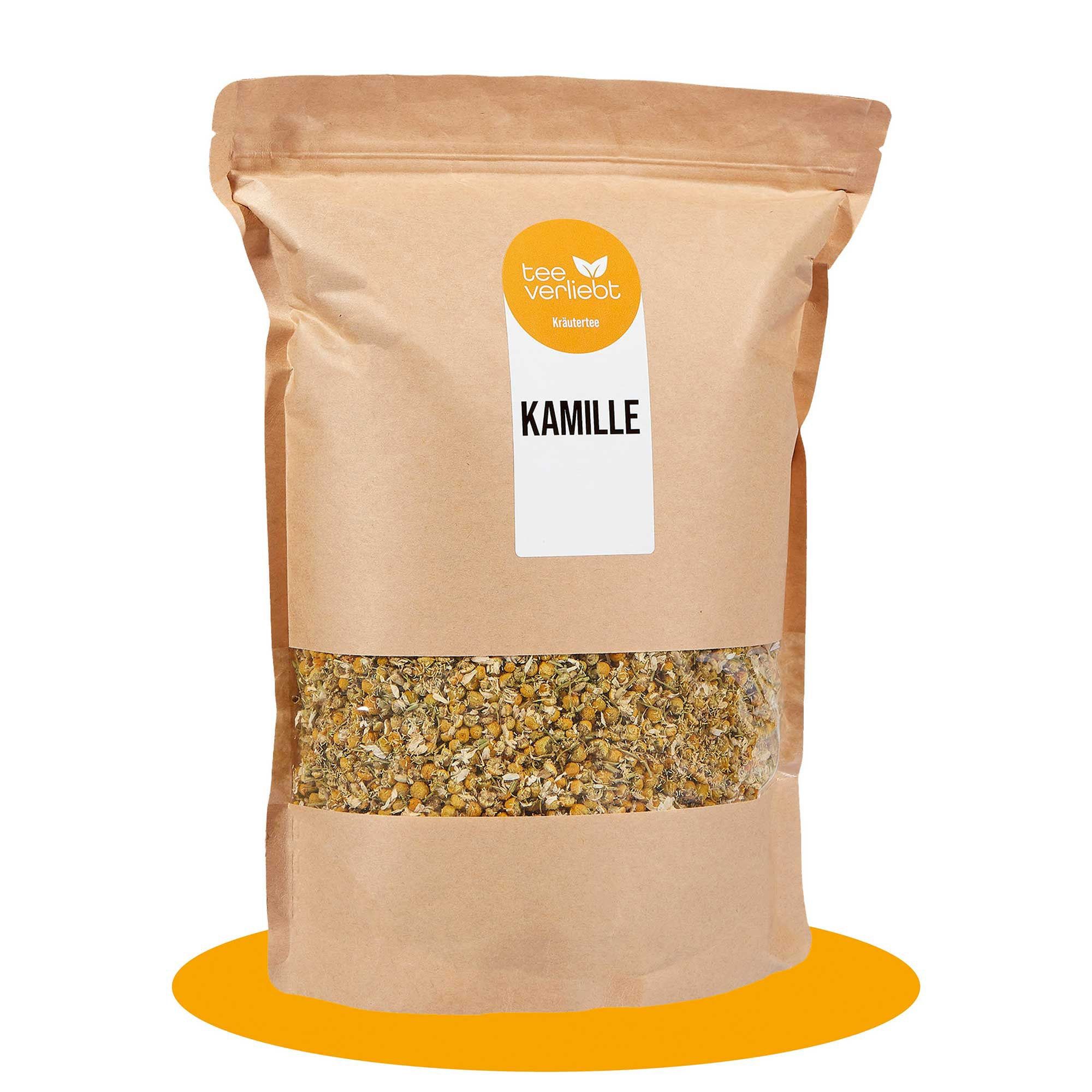 Beutel mit Kamillenblüten. Aufschrift "Kamille". Logo "tee verliebt". Braune Papierverpackung mit Sichtfenster.