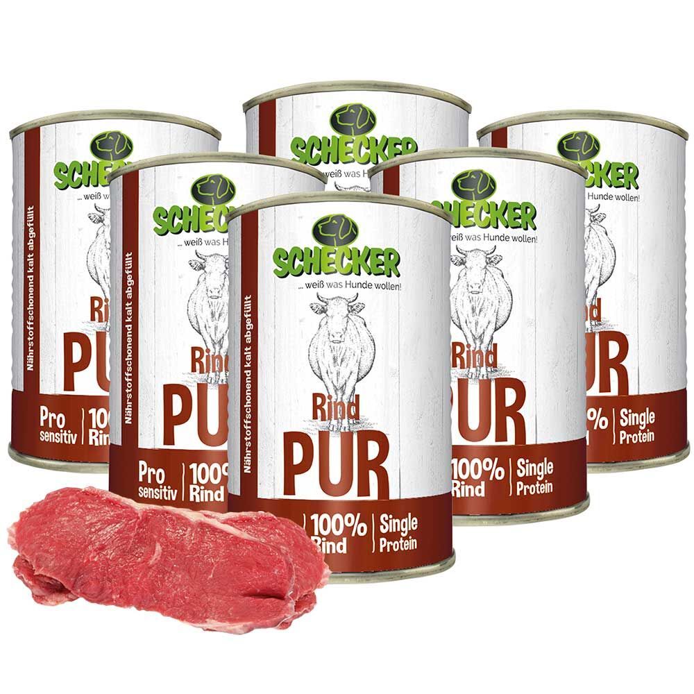 Mehrere Dosen Nassfutter mit Rindfleisch. Aufschrift: Schecker Rind PUR, 100% Rind, Single Protein. Daneben ein Stück rohes Rindfleisch.