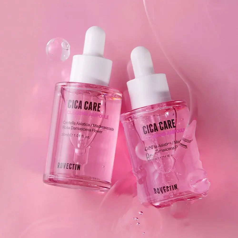 Zwei Flaschen rosa Serum mit Pipetten. Aufschrift: Cica Care Clearing Ampoule. Marke: ROVECTIN. Hintergrund rosa.