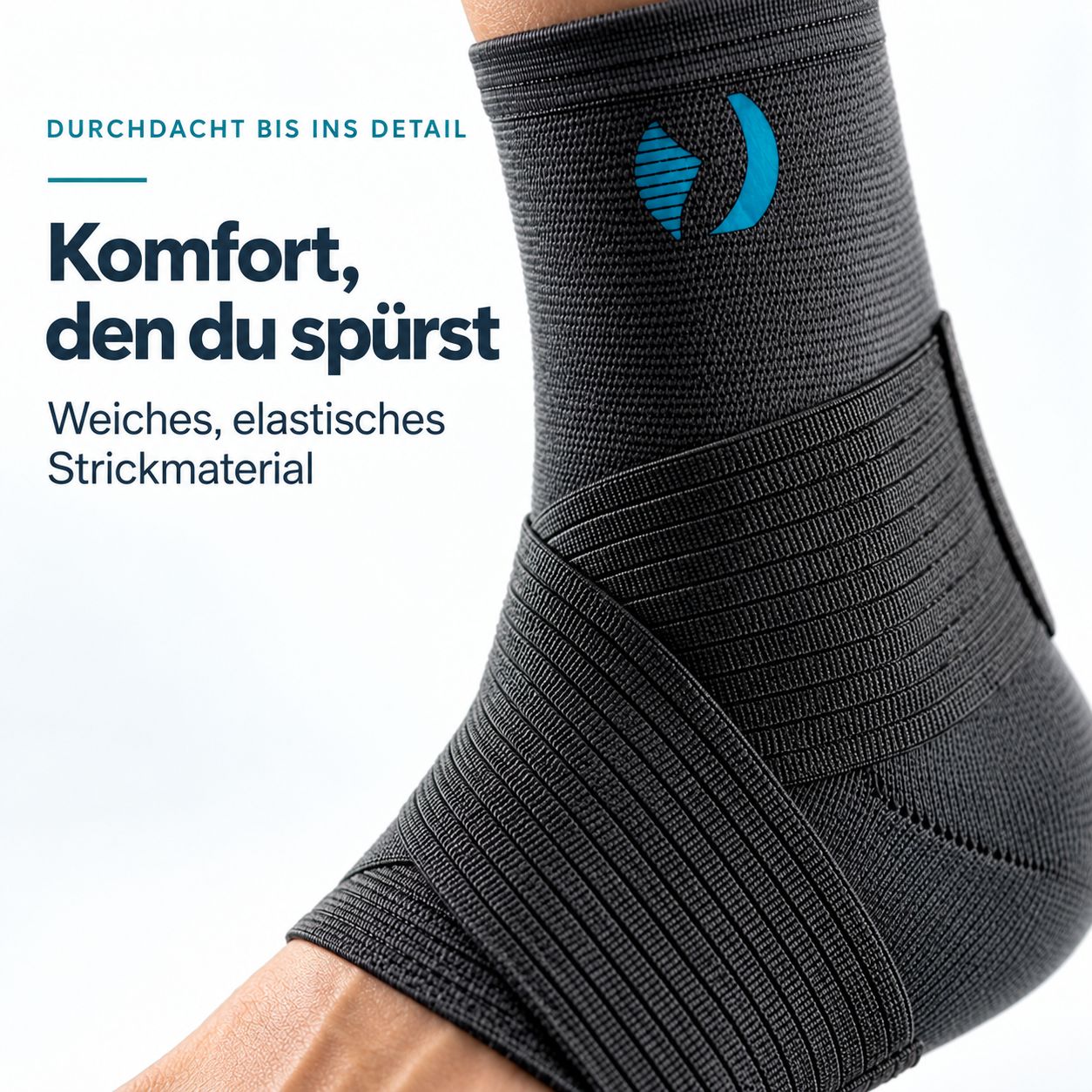 Schwarze Knöchelbandage aus elastischem Strickmaterial mit blauem Logo.